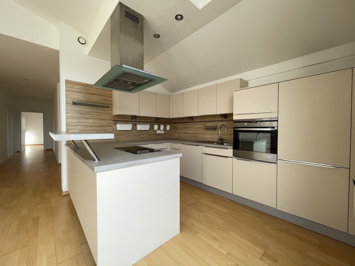 Lichtdurchflutete Dachgeschosswohnung mit 38m2 Terrasse und Fernblick ins Grüne