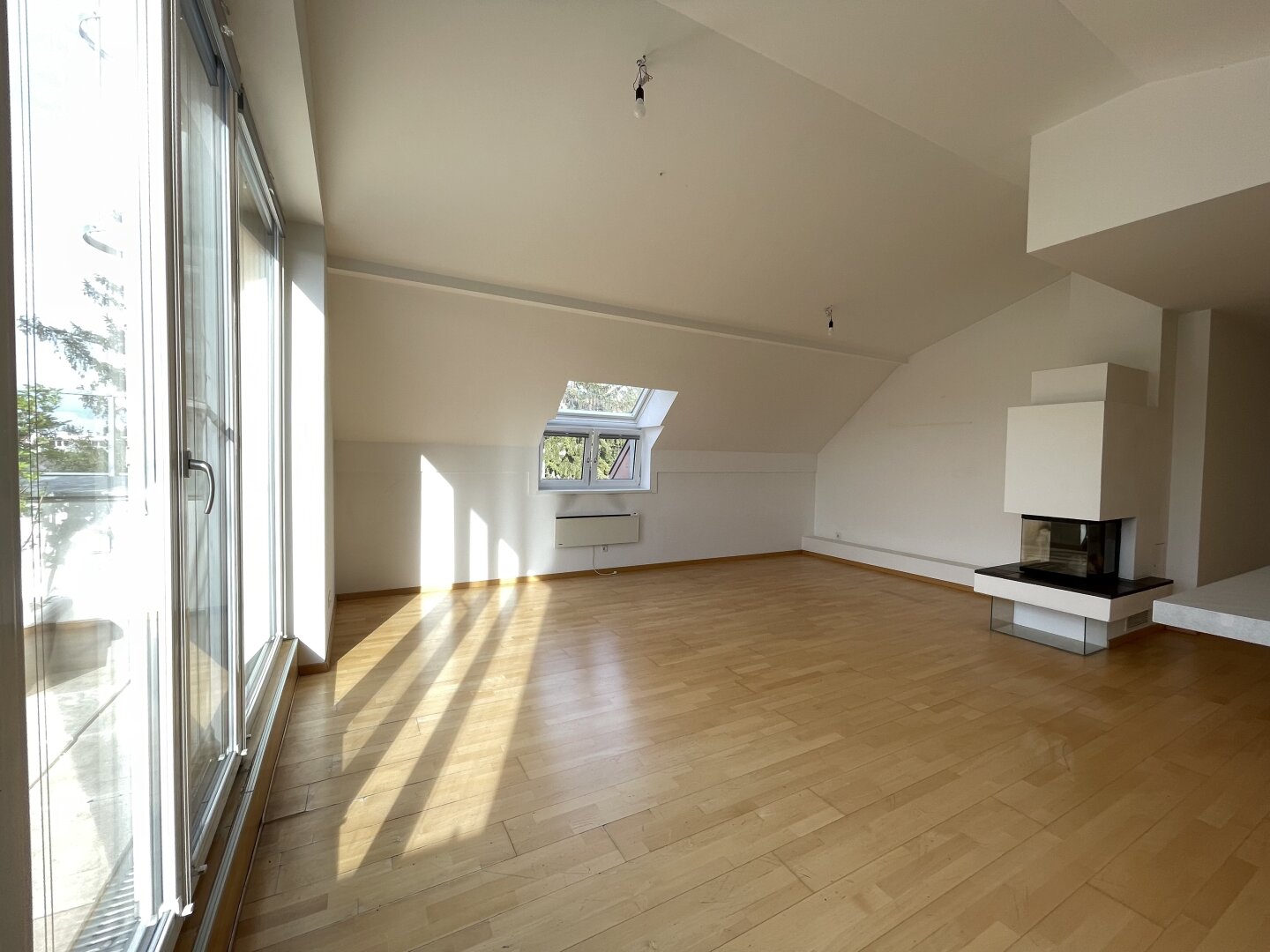Lichtdurchflutete Dachgeschosswohnung mit 38m2 Terrasse und Fernblick ins Grüne