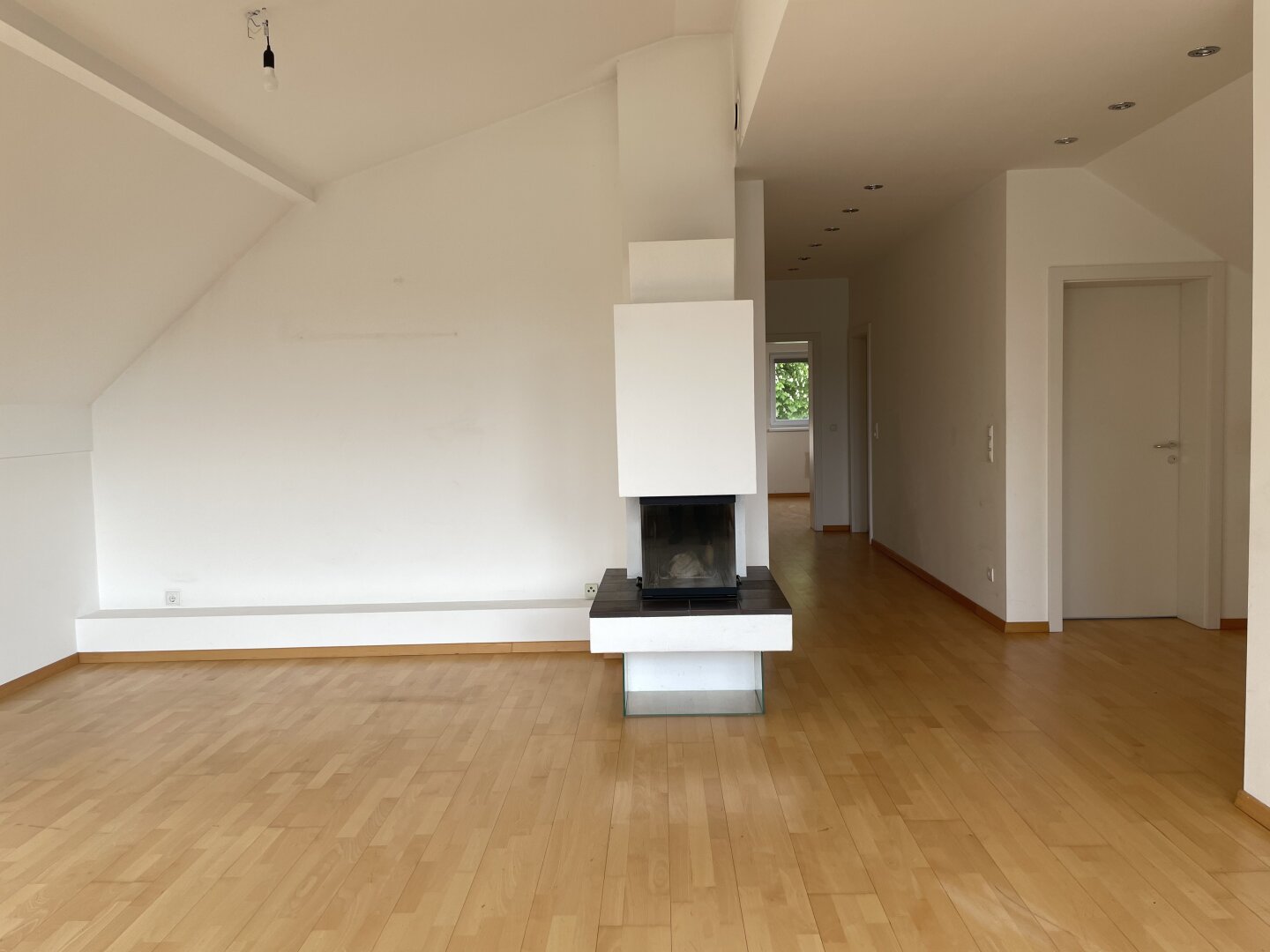 Lichtdurchflutete Dachgeschosswohnung mit 38m2 Terrasse und Fernblick ins Grüne