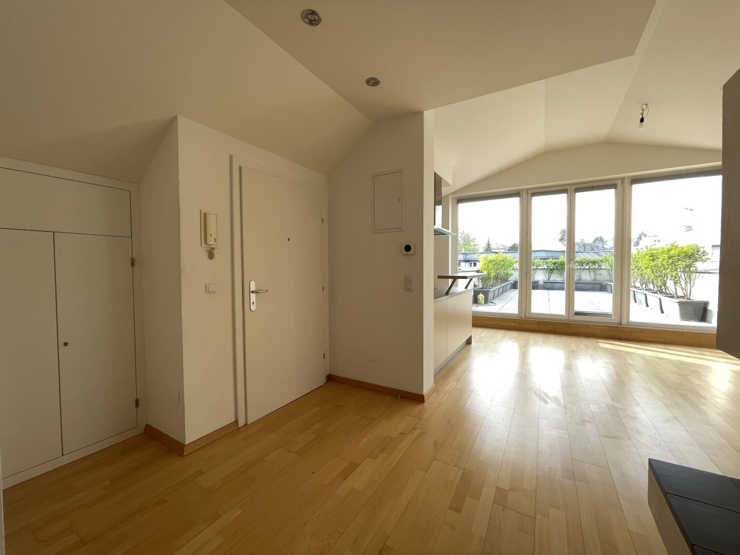 Lichtdurchflutete Dachgeschosswohnung mit 38m2 Terrasse und Fernblick ins Grüne