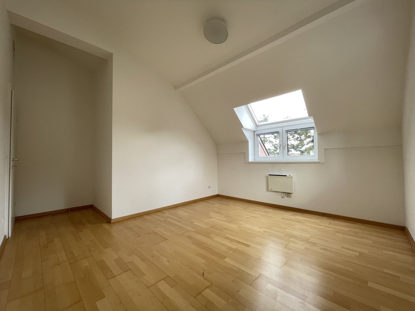 Lichtdurchflutete Dachgeschosswohnung mit 38m2 Terrasse und Fernblick ins Grüne