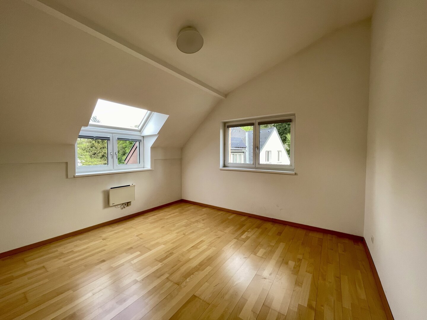Lichtdurchflutete Dachgeschosswohnung mit 38m2 Terrasse und Fernblick ins Grüne