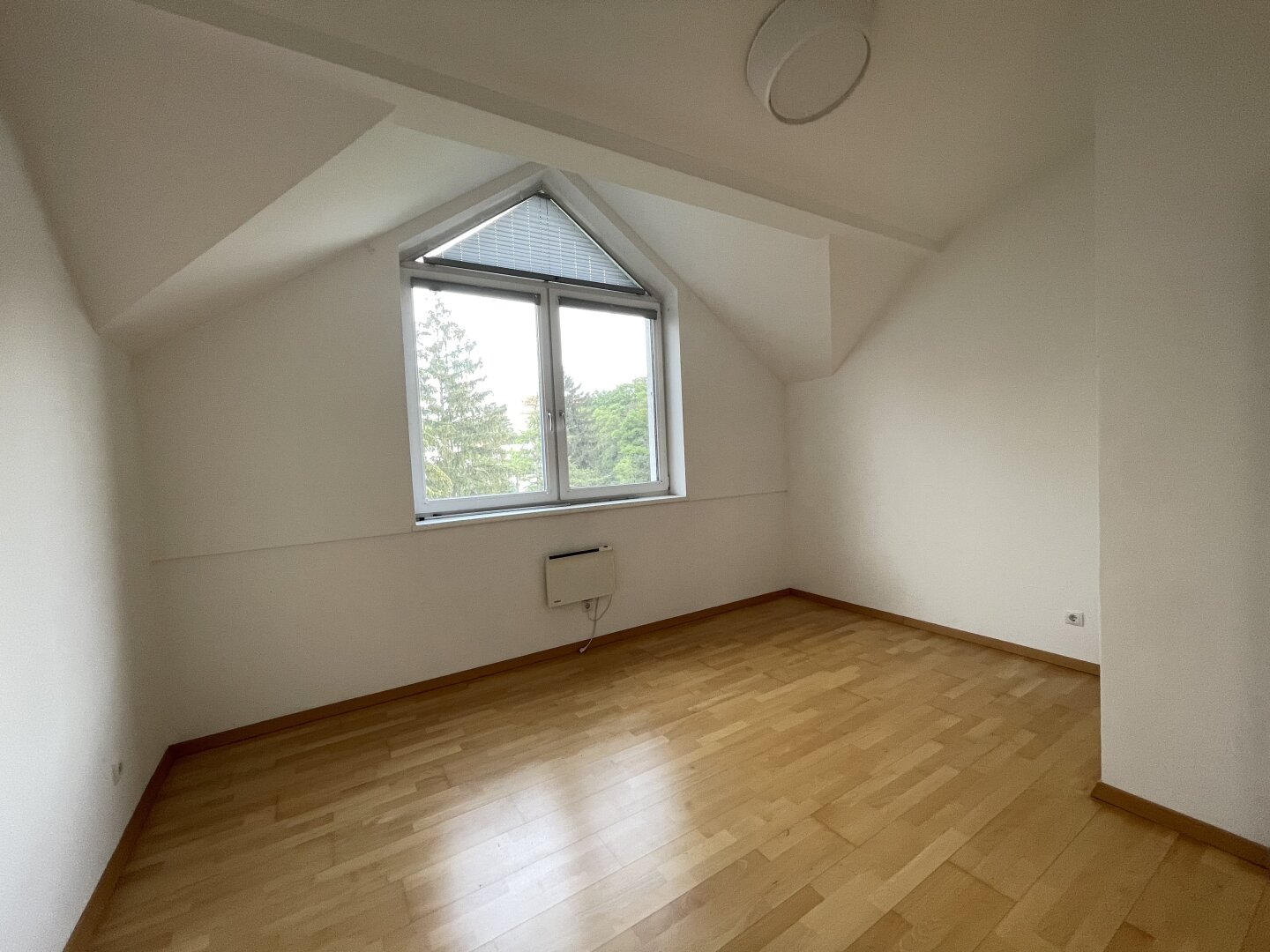 Lichtdurchflutete Dachgeschosswohnung mit 38m2 Terrasse und Fernblick ins Grüne