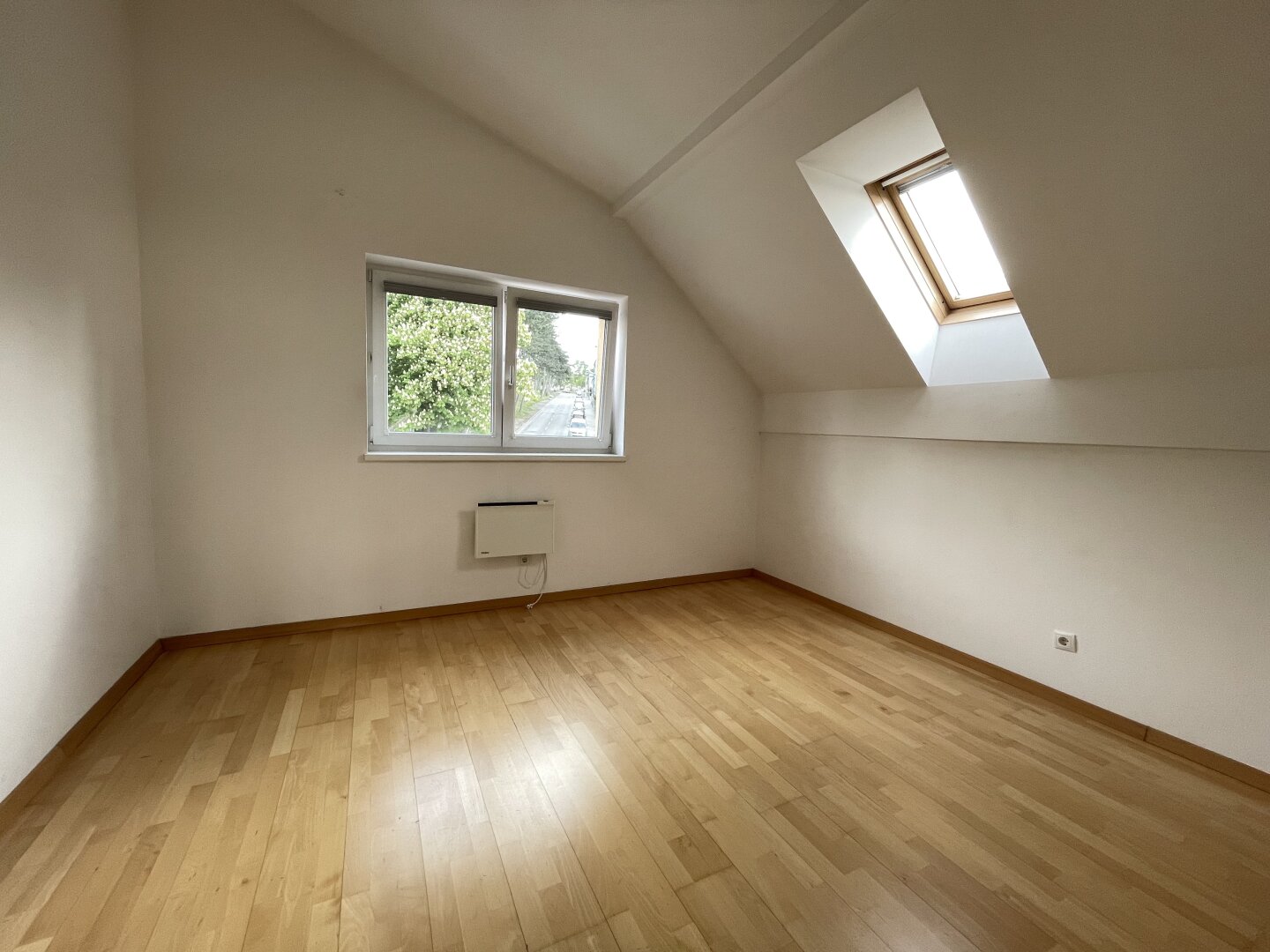 Lichtdurchflutete Dachgeschosswohnung mit 38m2 Terrasse und Fernblick ins Grüne