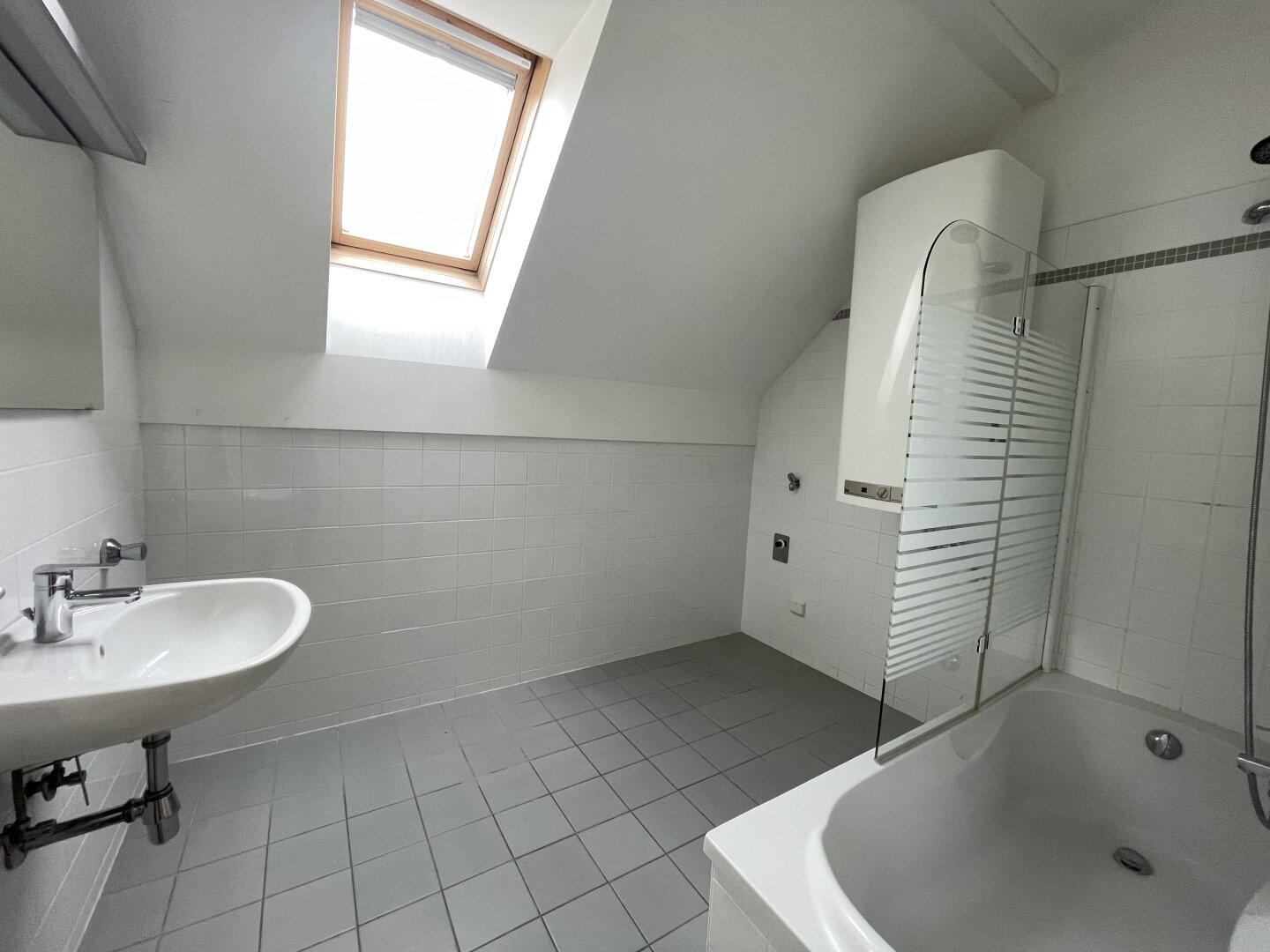 Lichtdurchflutete Dachgeschosswohnung mit 38m2 Terrasse und Fernblick ins Grüne