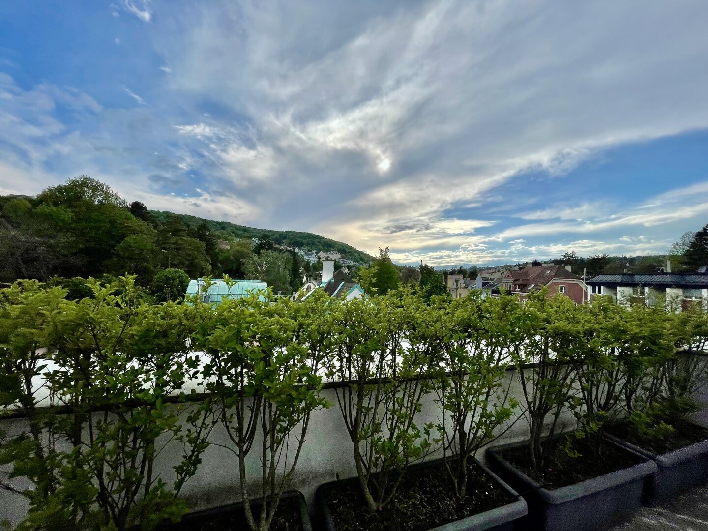 Lichtdurchflutete Dachgeschosswohnung mit 38m2 Terrasse und Fernblick ins Grüne