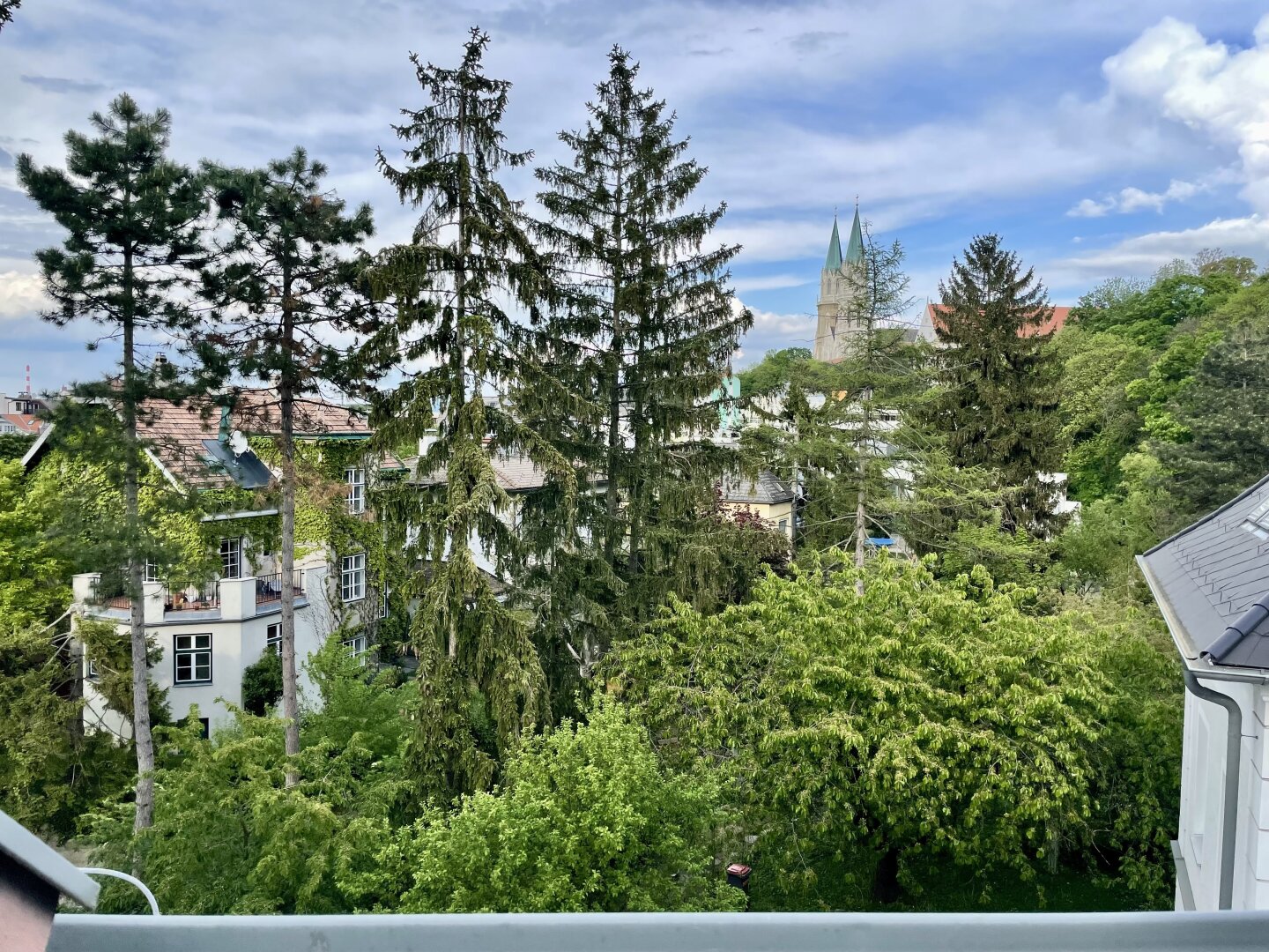 Lichtdurchflutete Dachgeschosswohnung mit 38m2 Terrasse und Fernblick ins Grüne