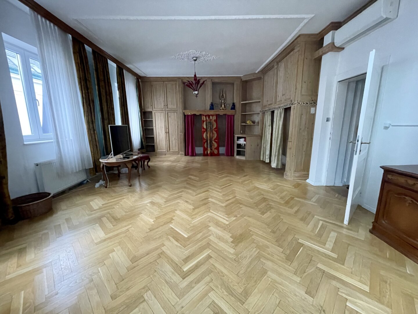 ***SANIERUNGSBEDÜRFTIGTE VILLA IN NOBLER LAGE - 4 EBENEN MIT LIFT, GARAGE UND GARTEN ***