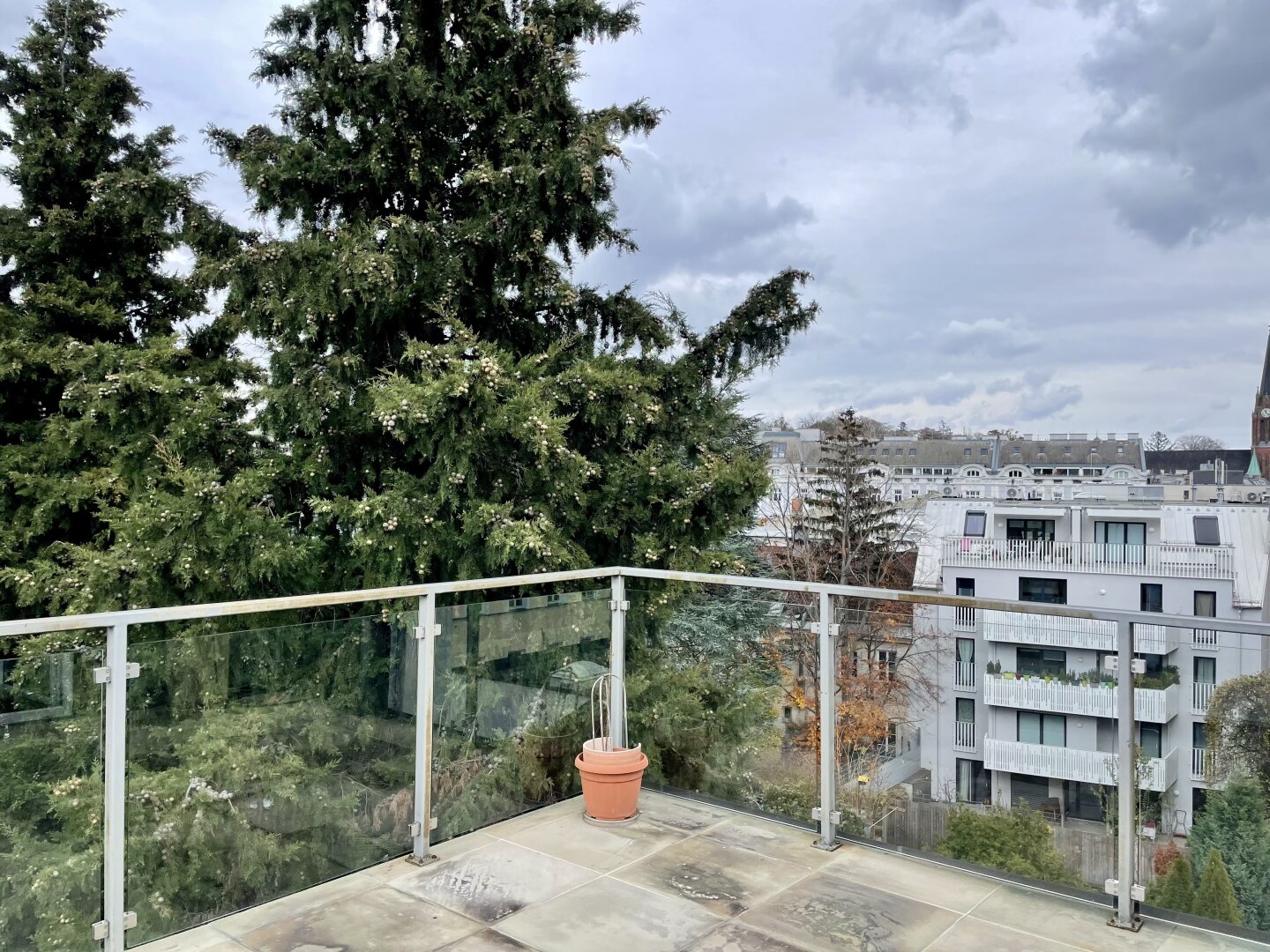 ***SANIERUNGSBEDÜRFTIGTE VILLA IN NOBLER LAGE - 4 EBENEN MIT LIFT, GARAGE UND GARTEN ***