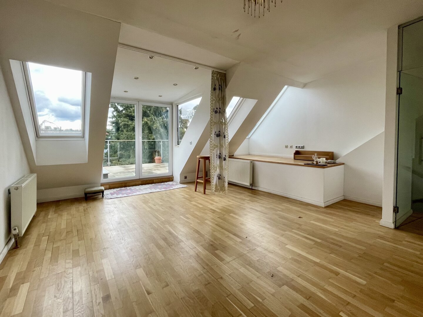 ***SANIERUNGSBEDÜRFTIGTE VILLA IN NOBLER LAGE - 4 EBENEN MIT LIFT, GARAGE UND GARTEN ***