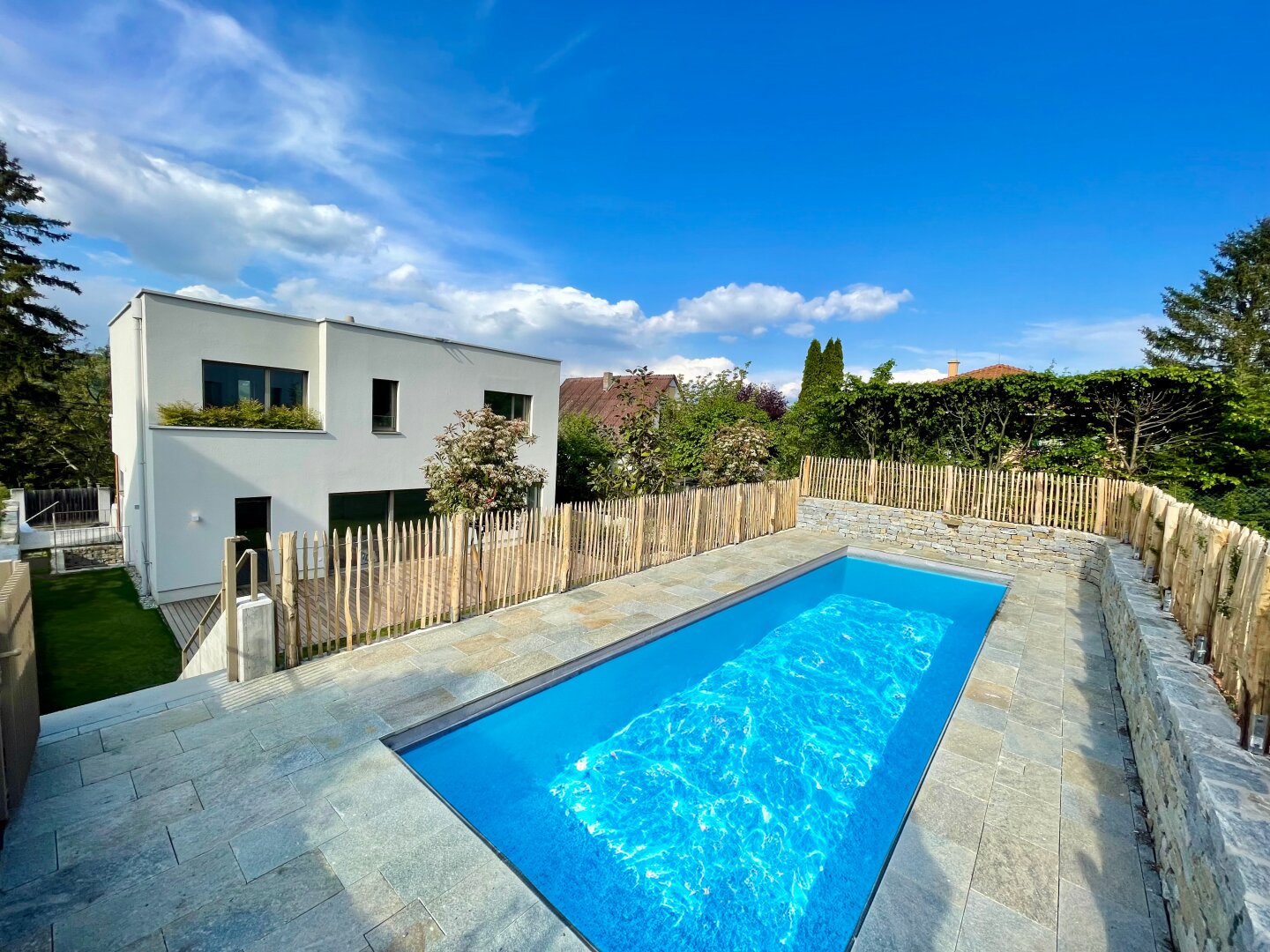Exklusives Einfamilienhaus mit großem Pool und Fernsicht