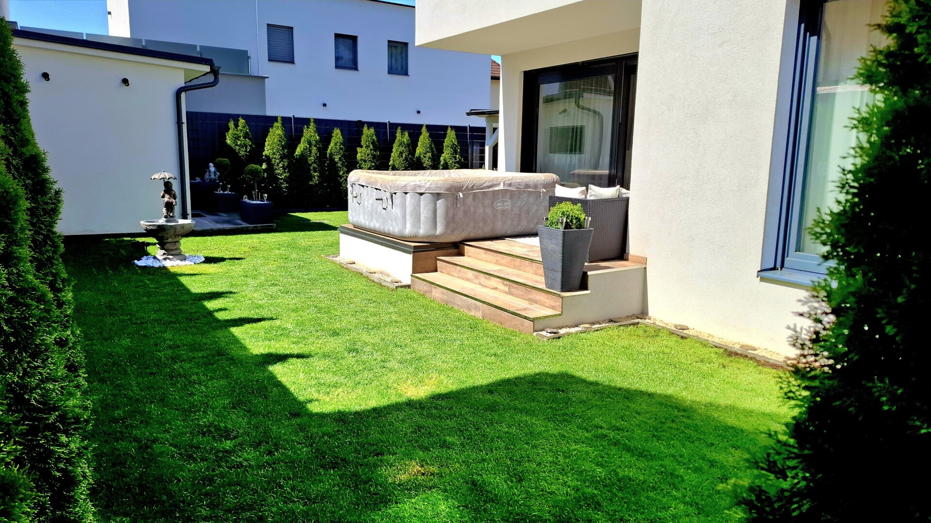 TRAUMHAUS GEFUNDEN! Neuwertige Doppelhaushälfte mit 4 Zimmern und vielen Freiflächen in TOP Lage in Berndorf zu verkaufen!