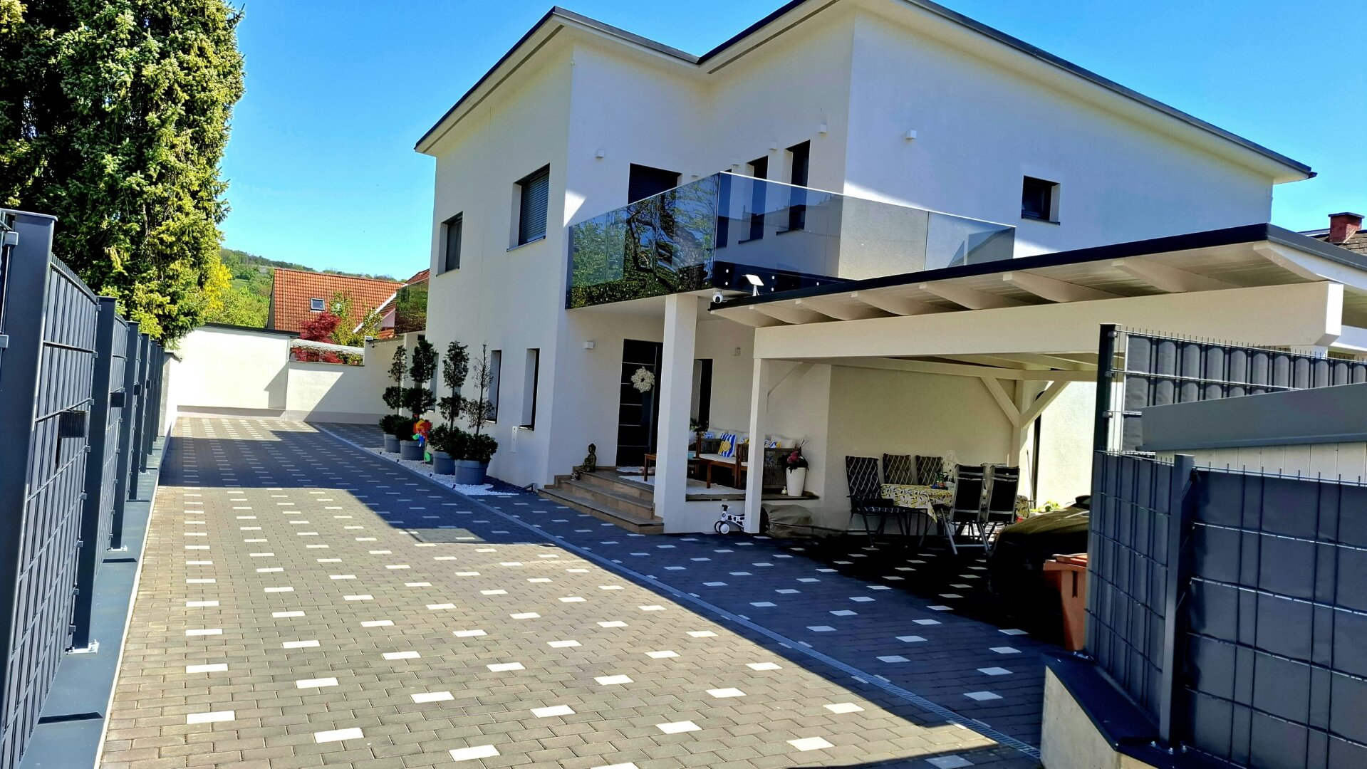TRAUMHAUS GEFUNDEN! Neuwertige Doppelhaushälfte mit 4 Zimmern und vielen Freiflächen in TOP Lage in Berndorf zu verkaufen!