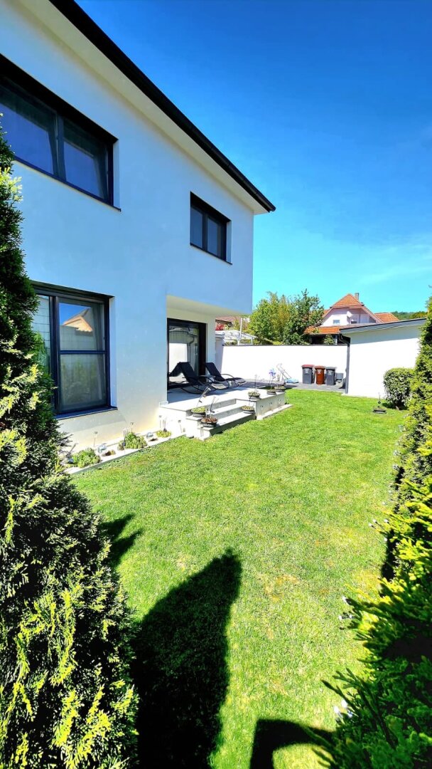 KOFFER PACKEN UND EINZIEHEN! ZWEITE Neuwertige Doppelhaushälfte mit 4 Zimmern und vielen Freiflächen in TOP Lage in Berndorf zu verkaufen!