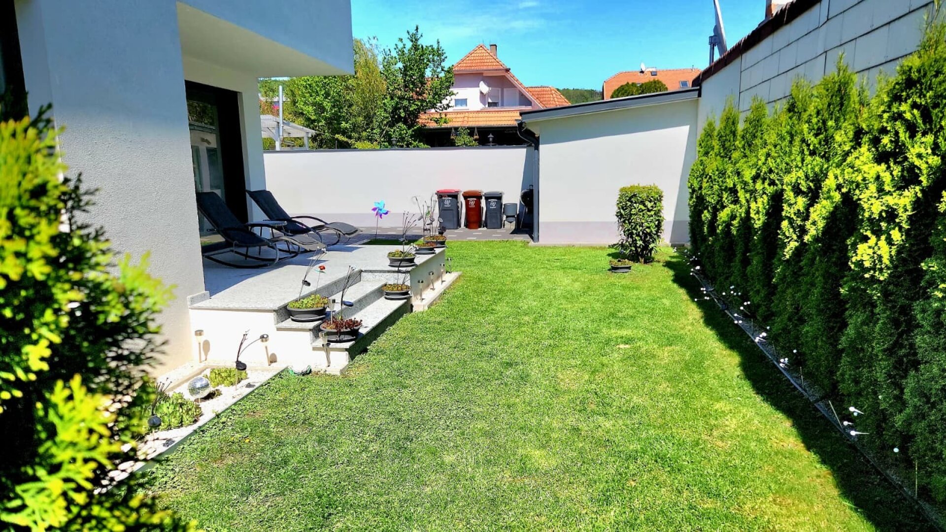 KOFFER PACKEN UND EINZIEHEN! ZWEITE Neuwertige Doppelhaushälfte mit 4 Zimmern und vielen Freiflächen in TOP Lage in Berndorf zu verkaufen!