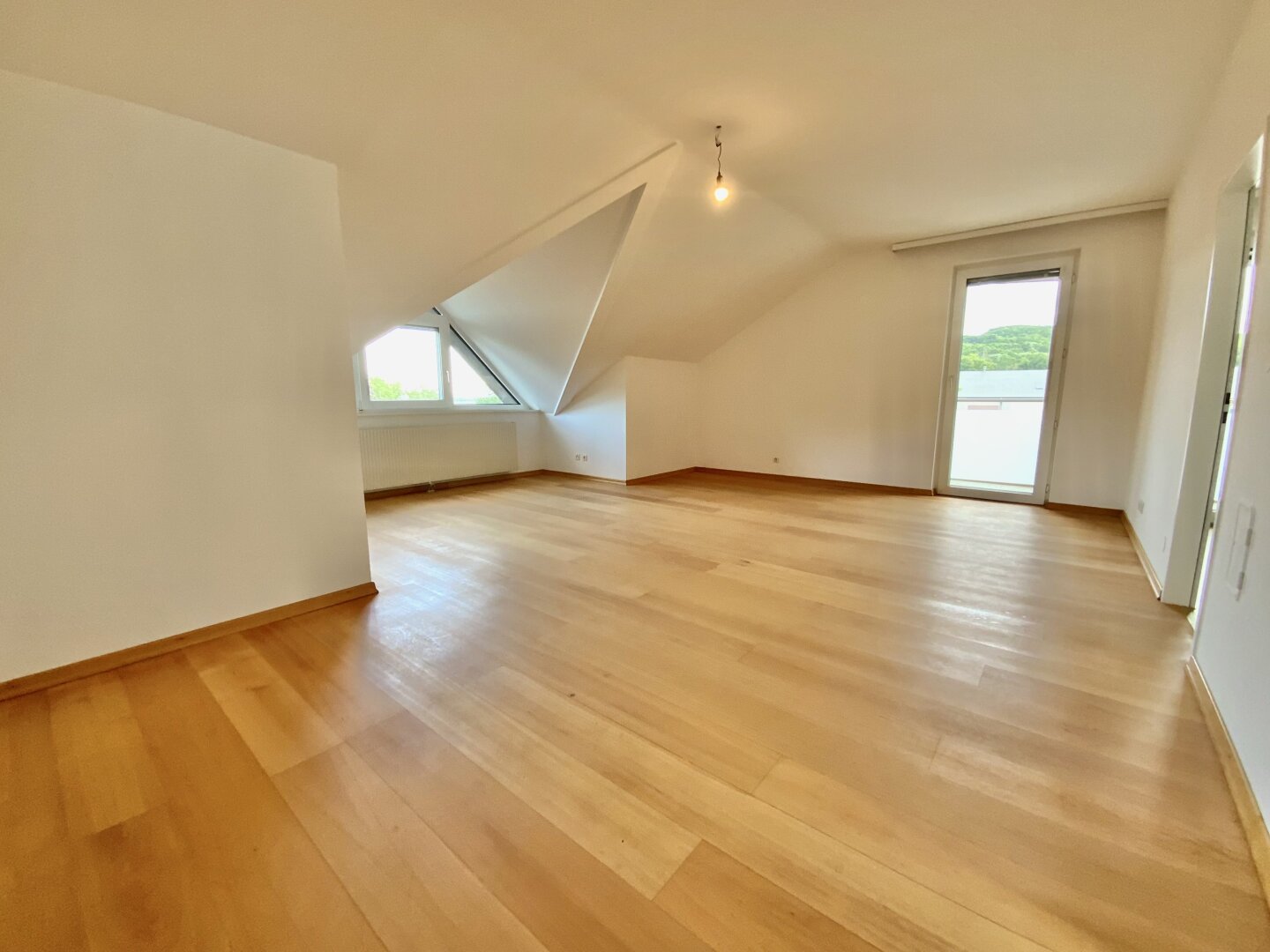 Einzigartige 3-Zimmer Dachgeschosswohnung mit Balkon in 2340 Mödling