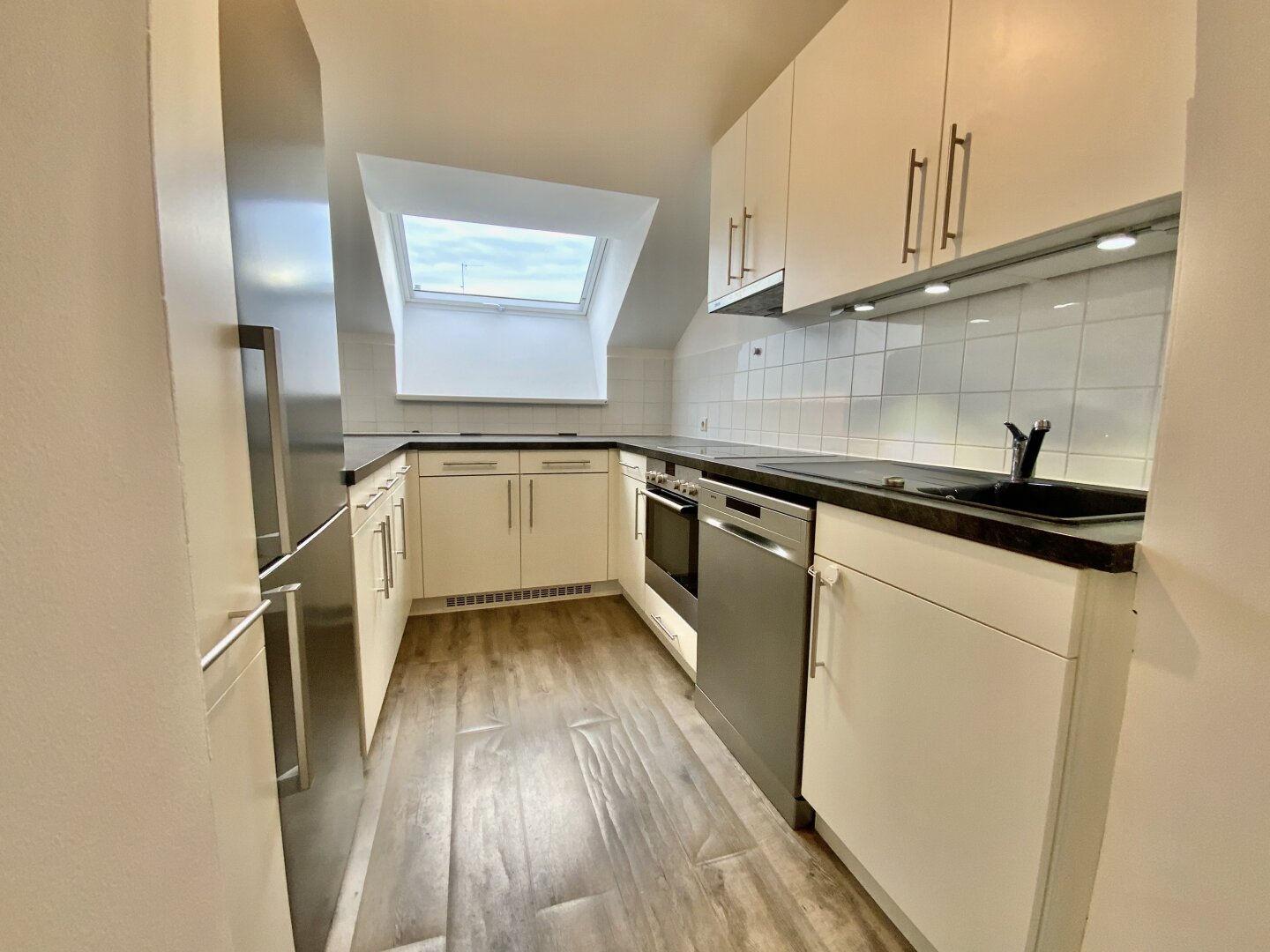 Einzigartige 3-Zimmer Dachgeschosswohnung mit Balkon in 2340 Mödling