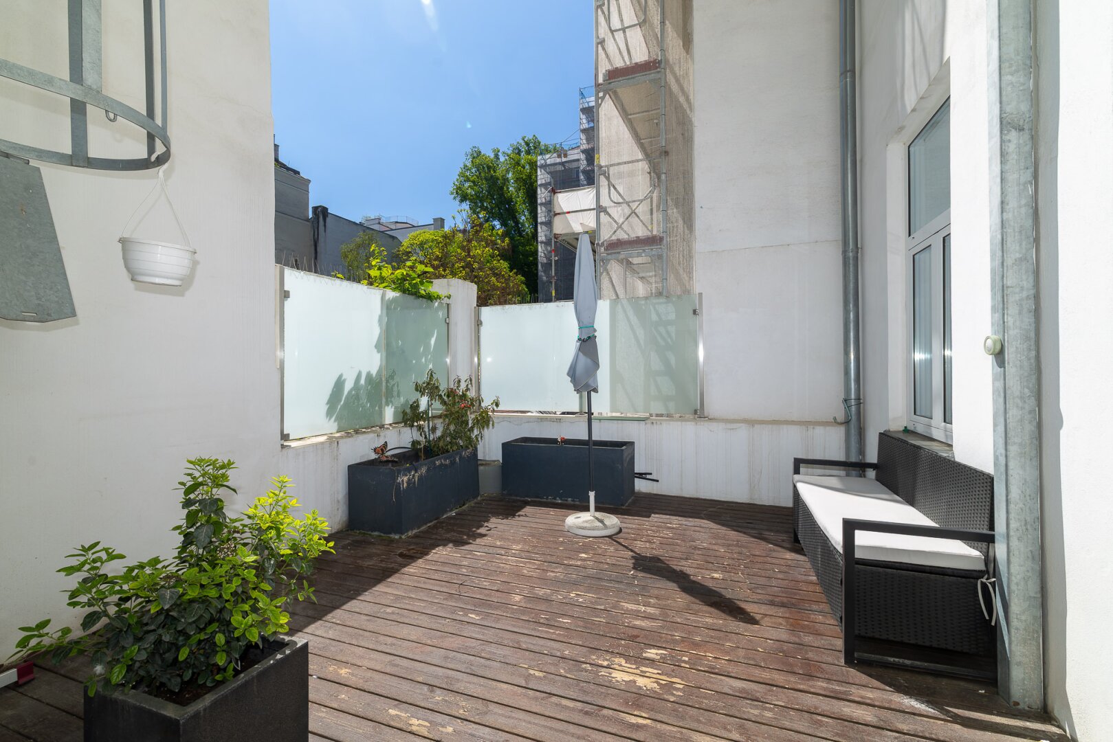 Wohnen beim Naschmarkt: Stilvolle 2-Zimmer-Wohnung mit Terrasse & Wohlfühlkomfort in ruhiger Innenhoflage