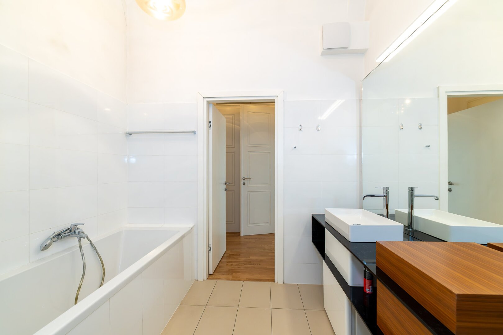 Wohnen beim Naschmarkt: Stilvolle 2-Zimmer-Wohnung mit Terrasse & Wohlfühlkomfort in ruhiger Innenhoflage