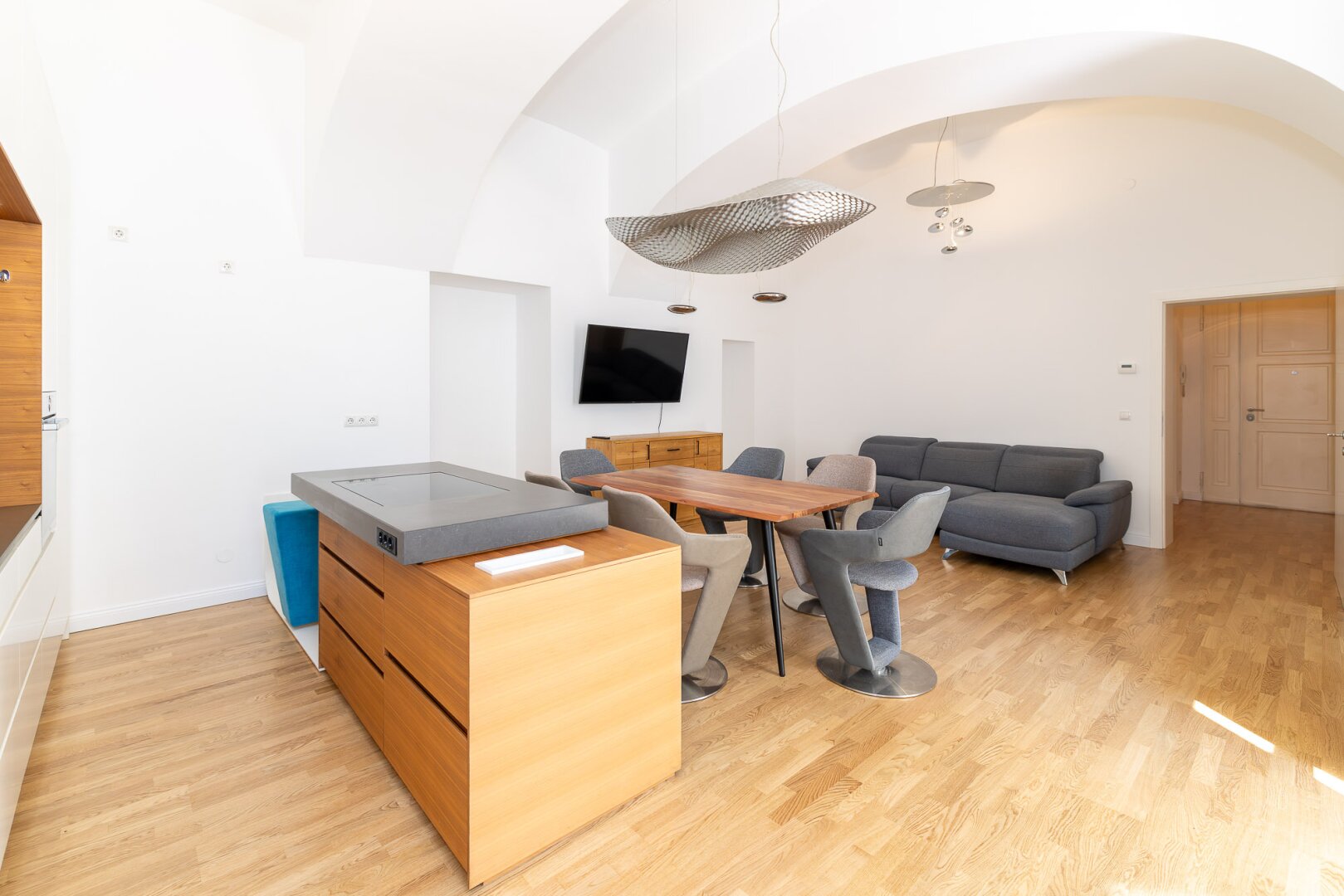 Wohnen beim Naschmarkt: Stilvolle 2-Zimmer-Wohnung mit Terrasse & Wohlfühlkomfort in ruhiger Innenhoflage