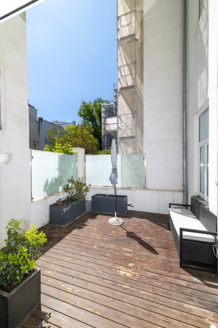 Wohnen beim Naschmarkt: Stilvolle 2-Zimmer-Wohnung mit Terrasse & Wohlfühlkomfort in ruhiger Innenhoflage