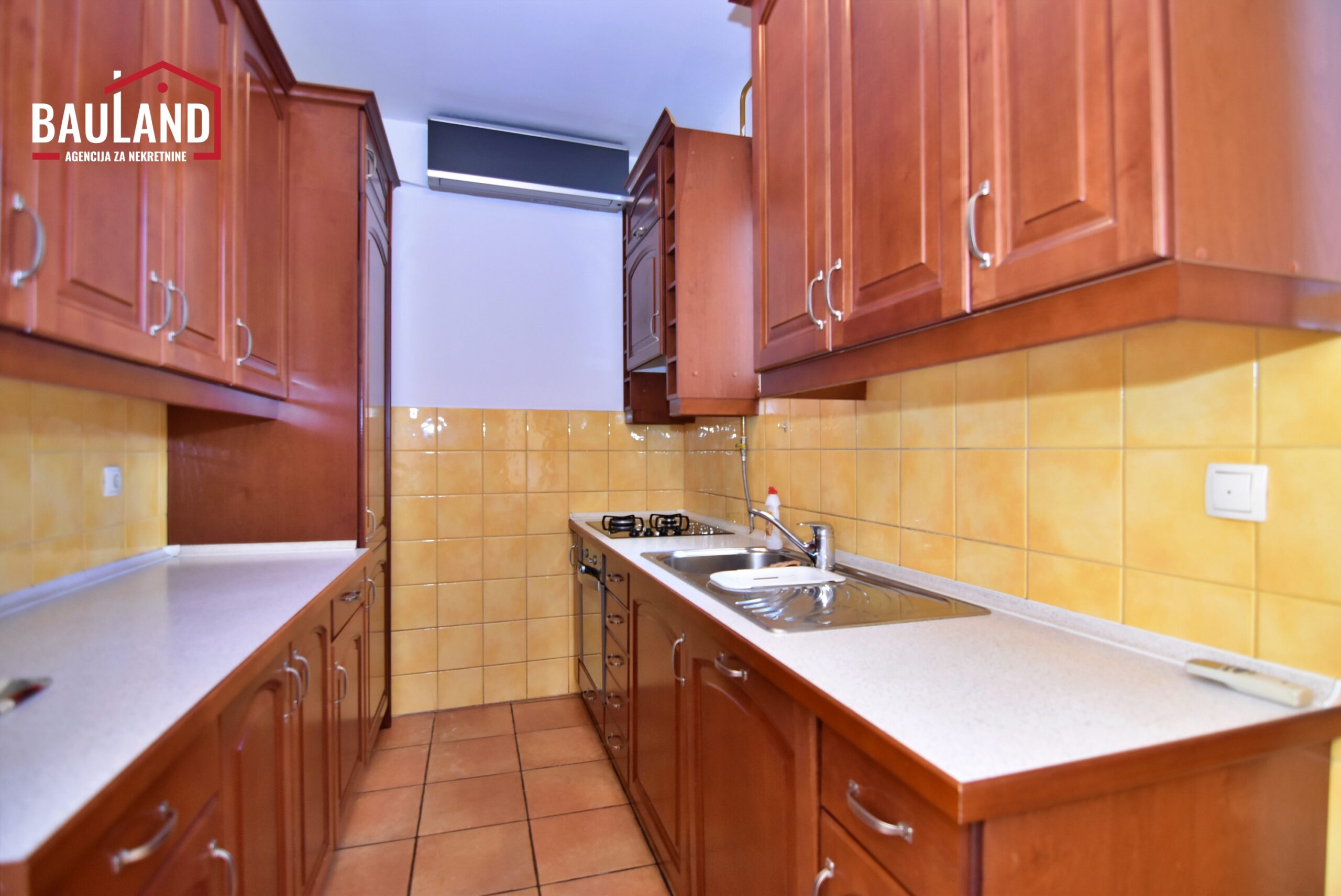 5 stan za najam 110m2 III sprat lift balkon ostava parking mjesto