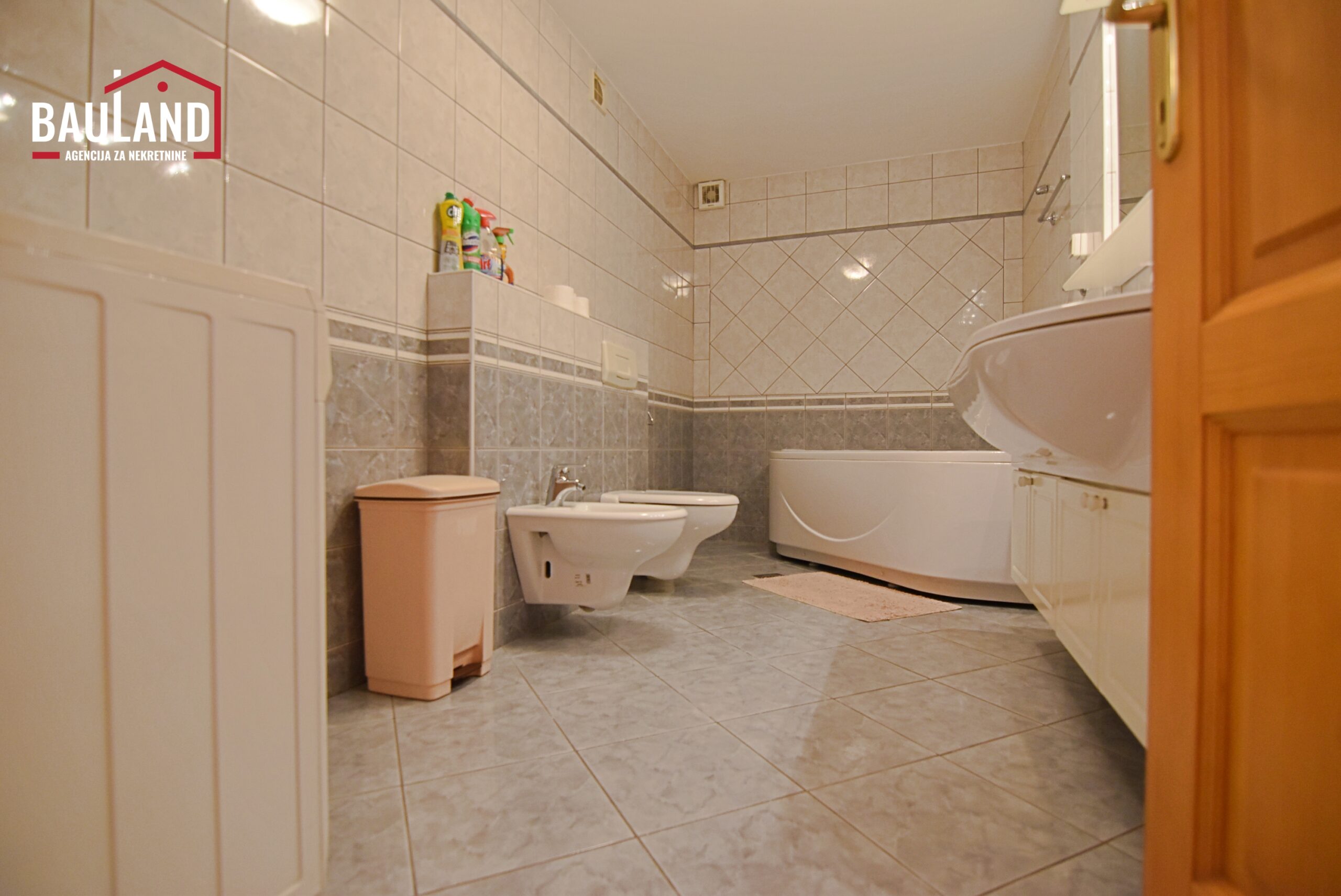 18 najam stana 110m2 III sprat lift balkon parking mjesto