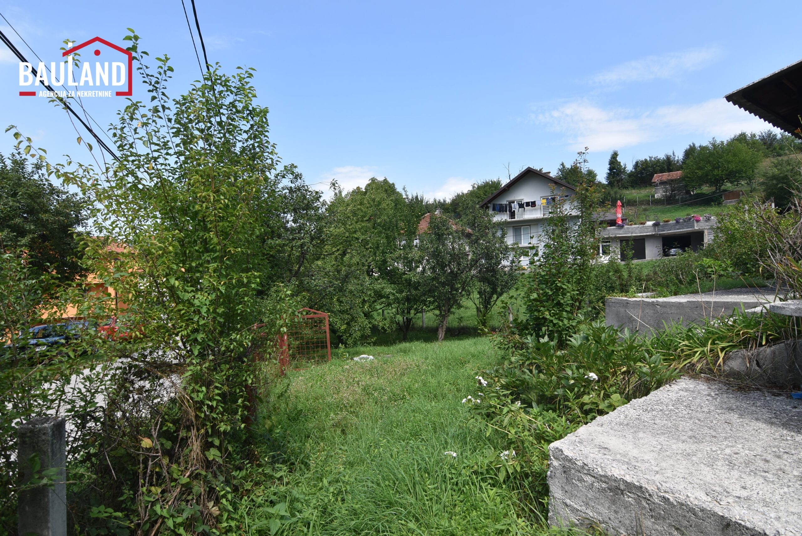 06 prodaje se parcela zemljišta odmah do asfaltnog puta u Hadžićima