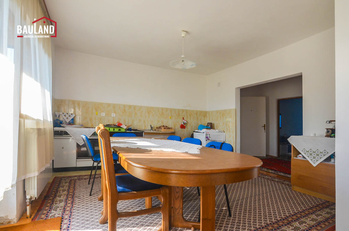 12 Kuhinja sa trpezarijom