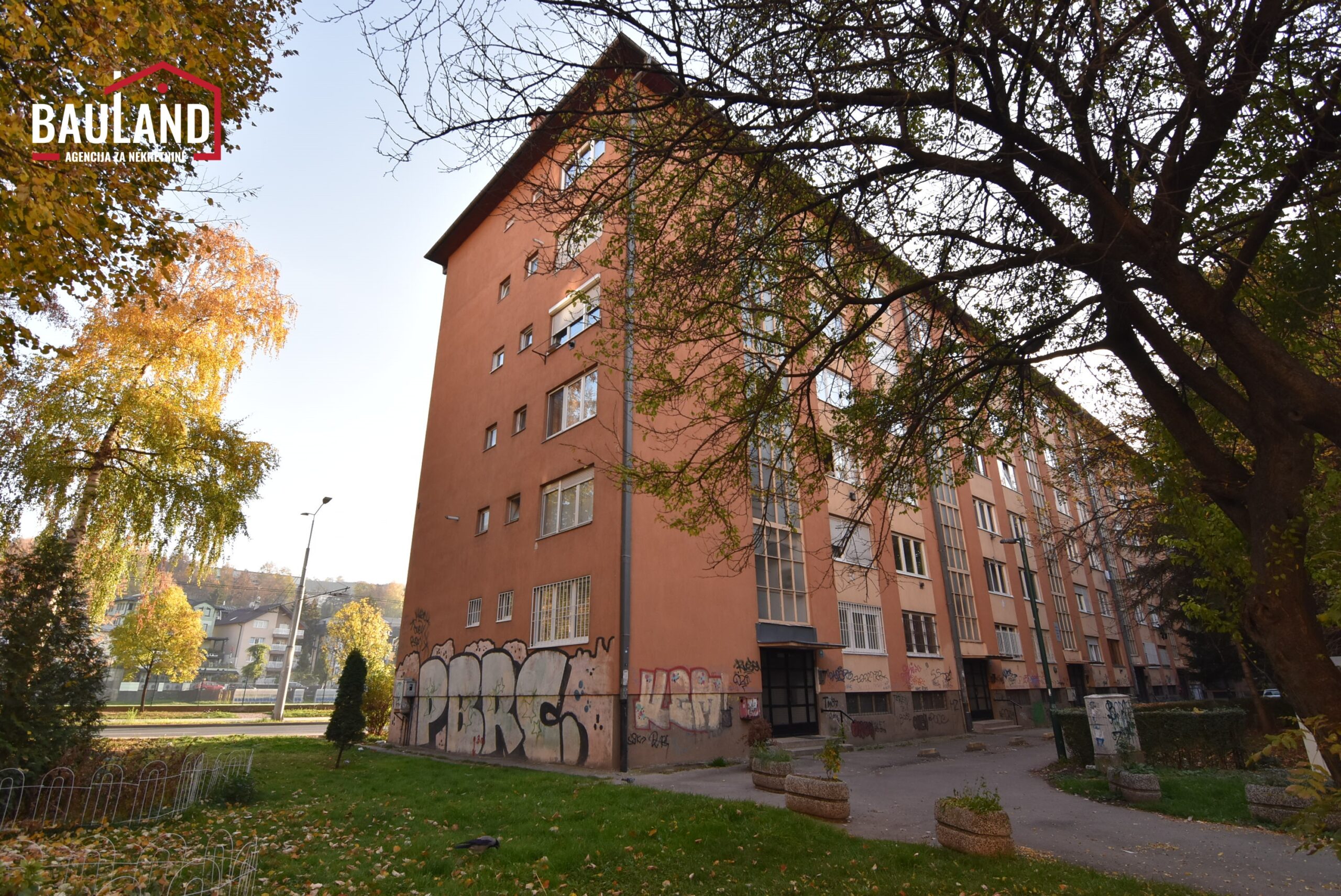 Dvoetagiger, fünfzimmeriger Apartment in der Behdžeta Mutevelića Straße, Grbavica - Gemeinde Novo Sarajevo