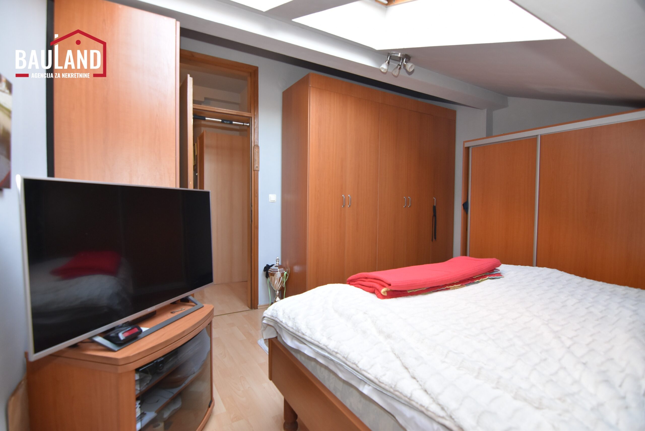 15 petosoban namješten stan za prodaju Grbavica Novo Sarajevo