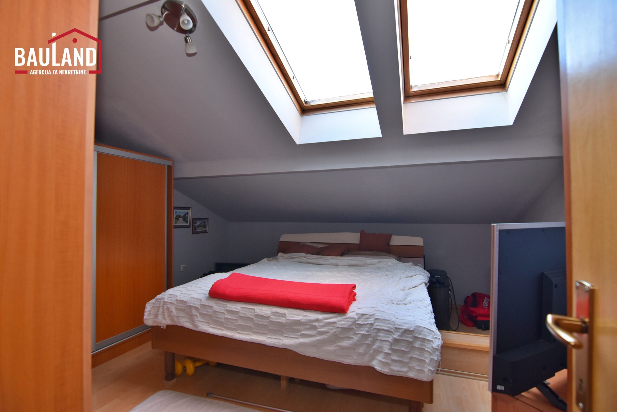 16 prodaje se dvoetažni namješten petosoban stan 96m² Grbavica