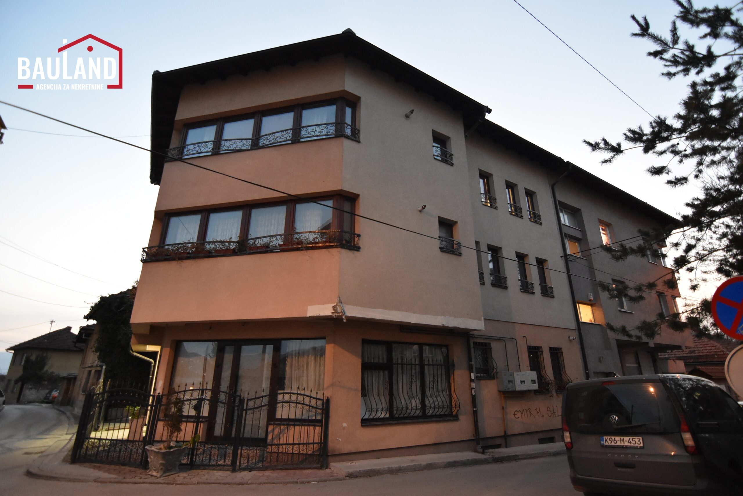 Dreizimmer, möblierte Wohnung in einem privaten Haus mit 100m2 Fläche / Bjelave, Bezirk Centar