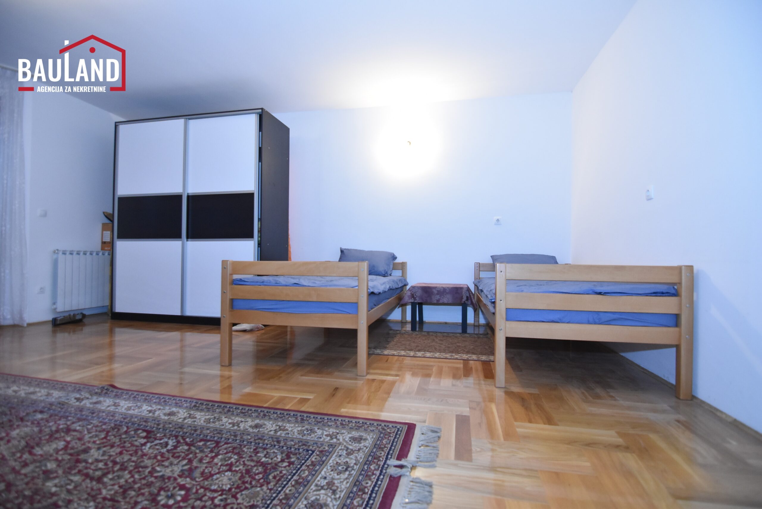 09iznajmljuje se trosoban namješten stan u privatnoj kući na prvom spratu Općina Centar