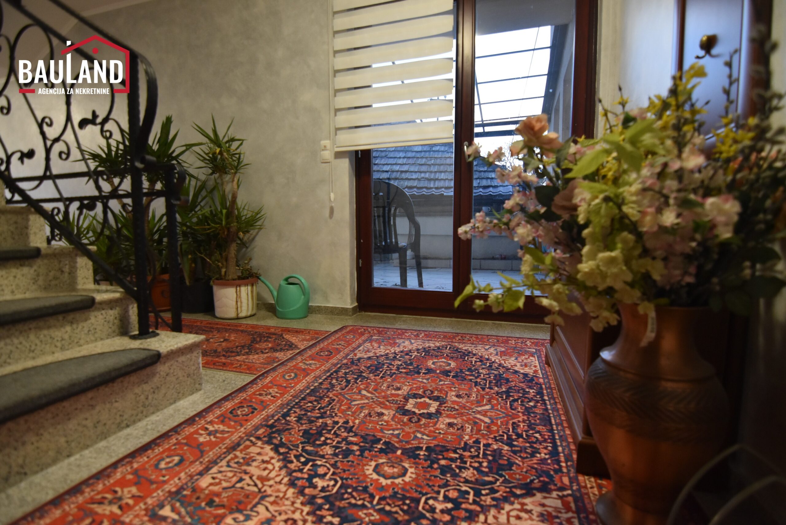 13 iznajmljuje se trosoban namješten stan u privatnoj kući I sprat u naselju Bjelave