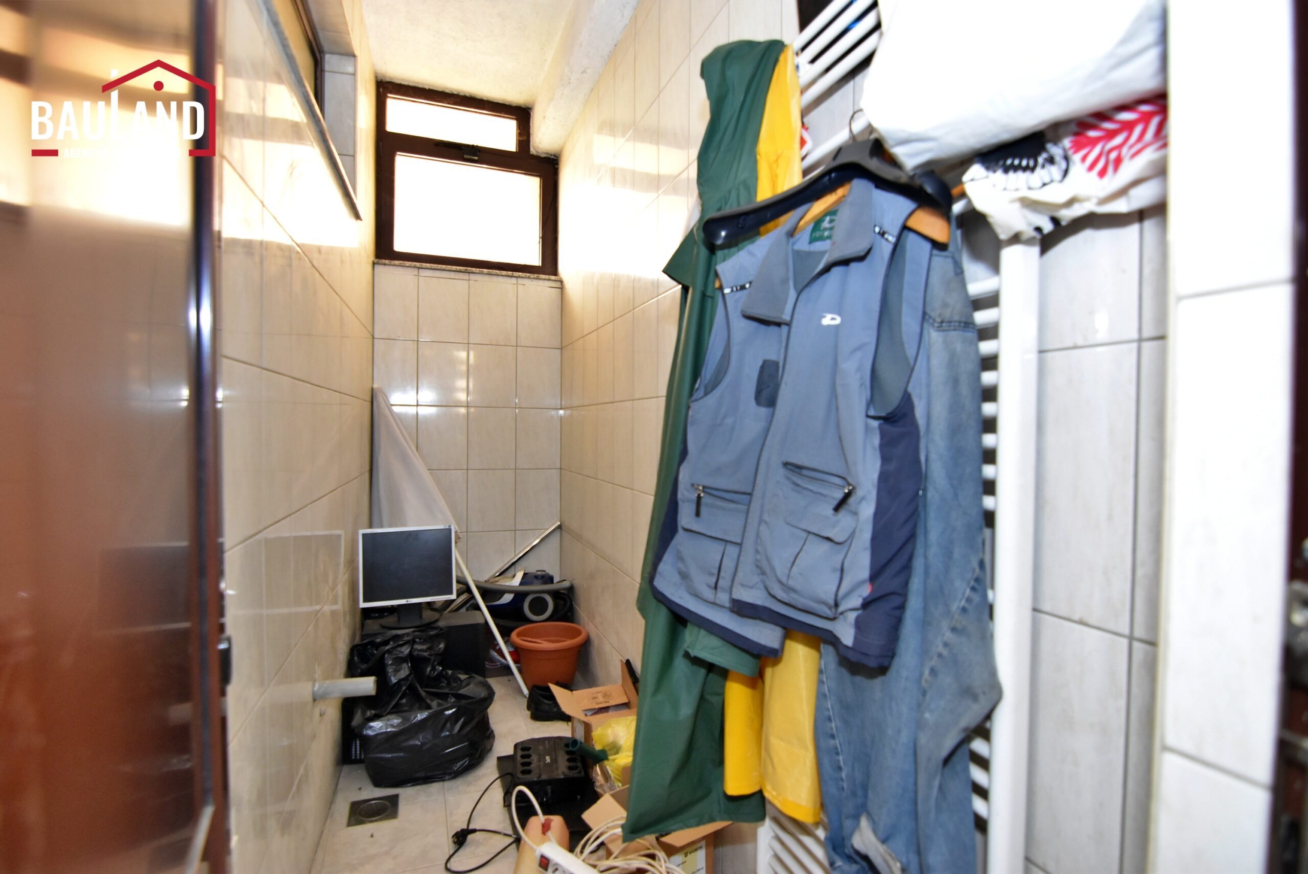 13 iznajmljuje se poslovni prostor površine 220m2 u ulici Franje Kluza u Rajlovcu