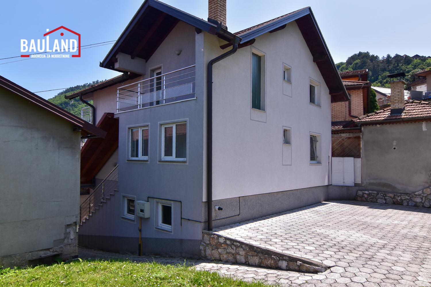 Trospratige Haus mit Garage in der Mujkanovića-Straße, Bistrik