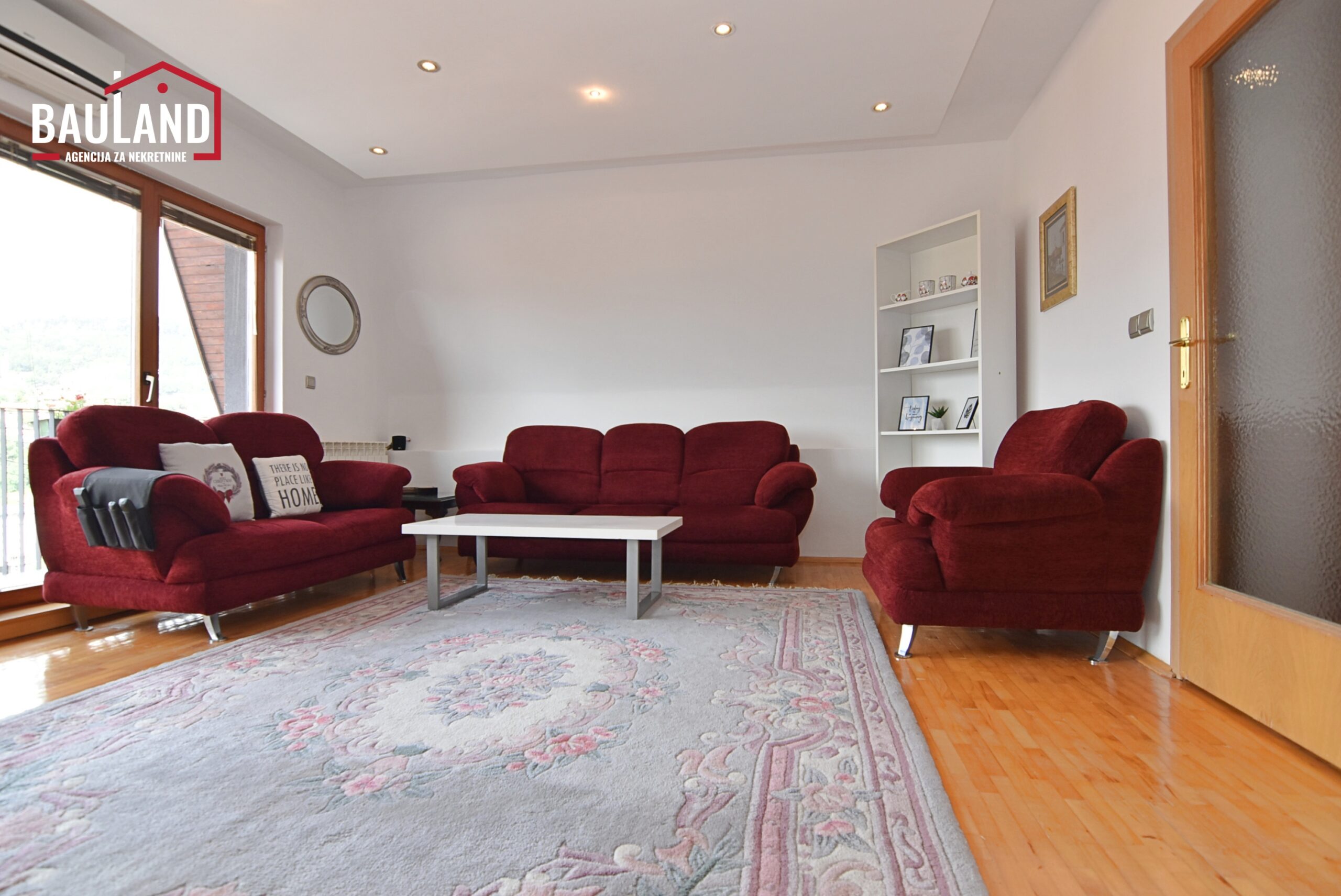 Vierszimmerwohnung möbliert mit privatem Parkplatz auf 120m2 / Stari Grad