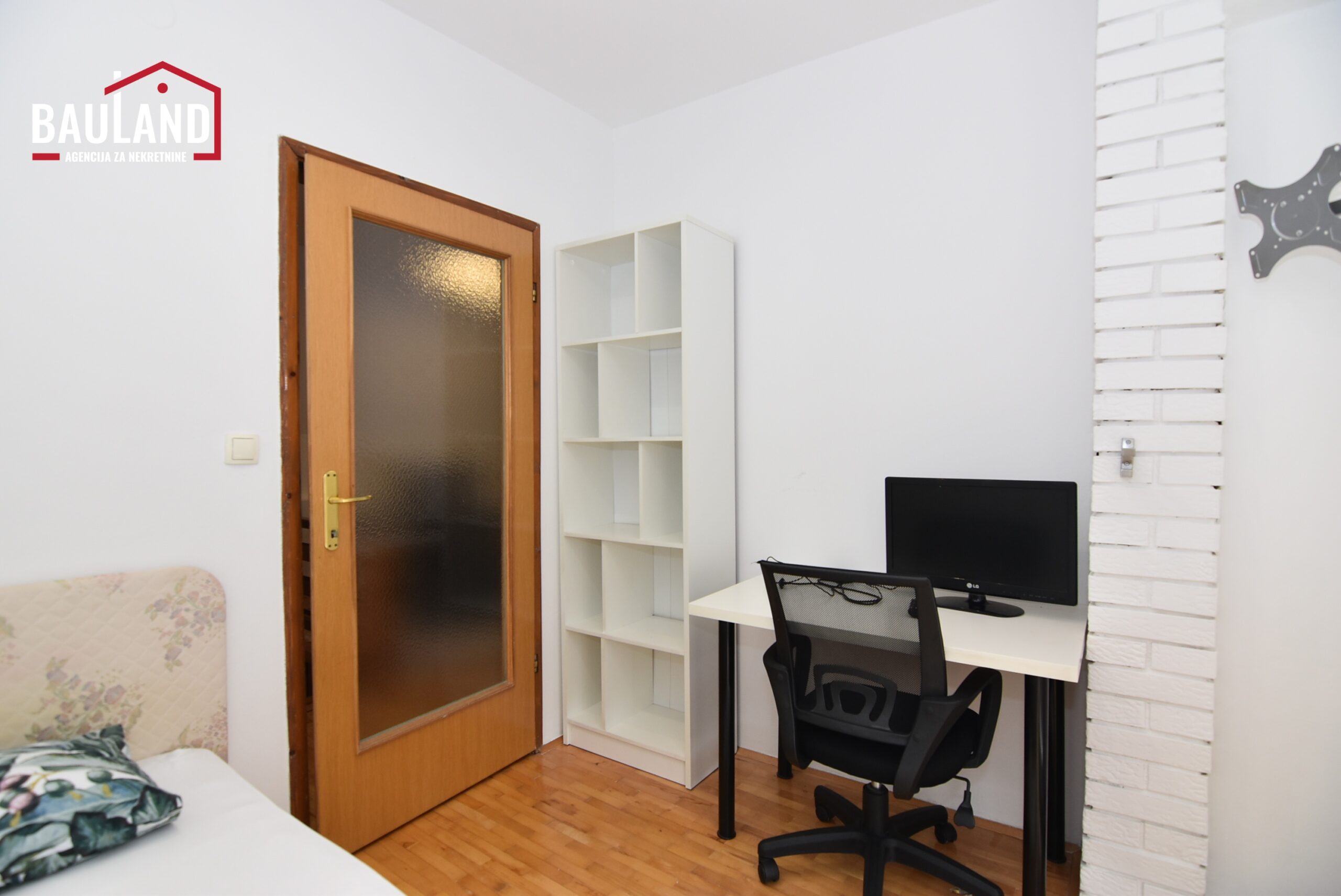 15 iznajmljuje se sprat kuće sa parking mjestom i odvoejnim ulazom u Starom Gradu