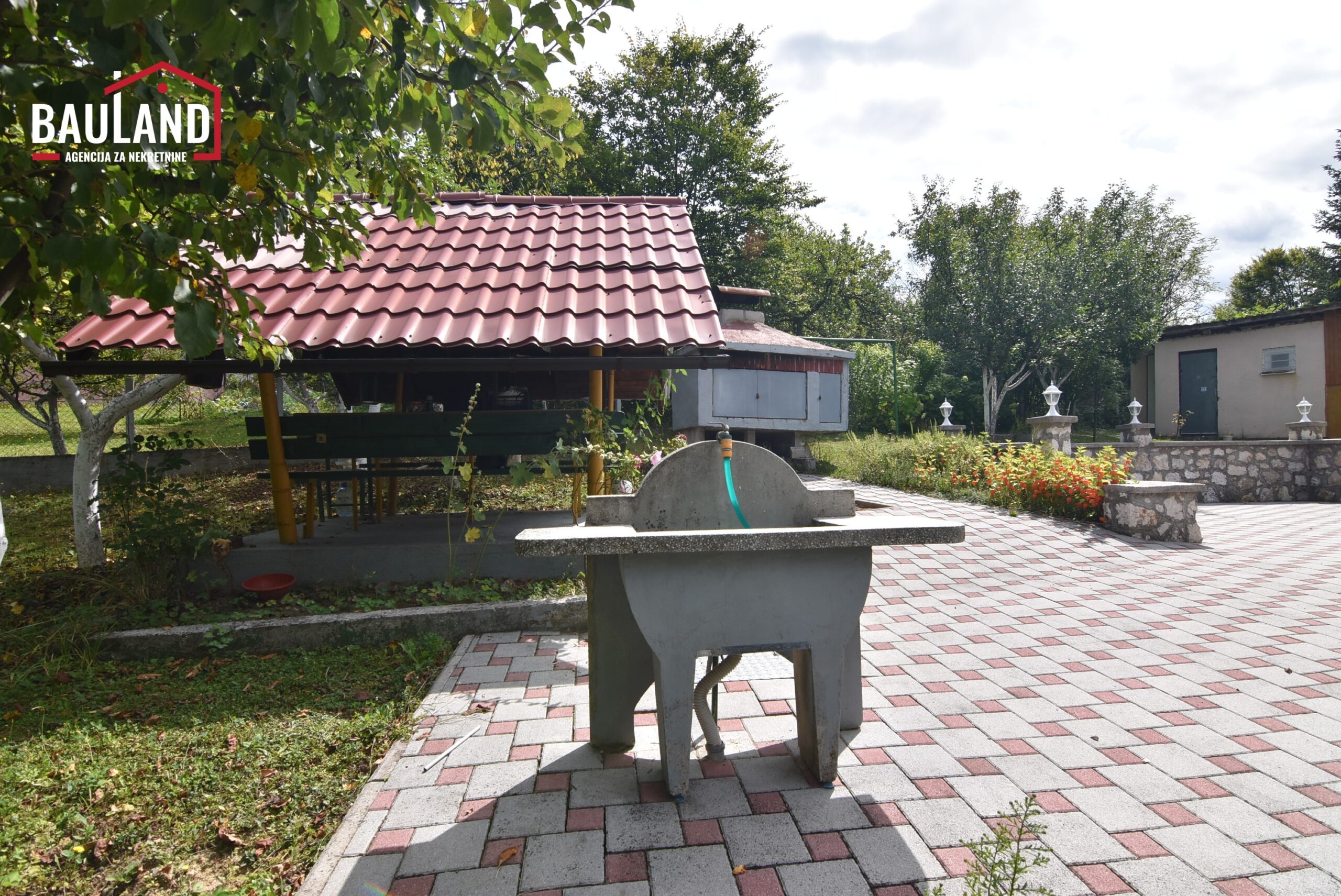 09 na prodaju vikendica ukupne površine 72m2 koja je sagrađena na parceli od 1.012m2