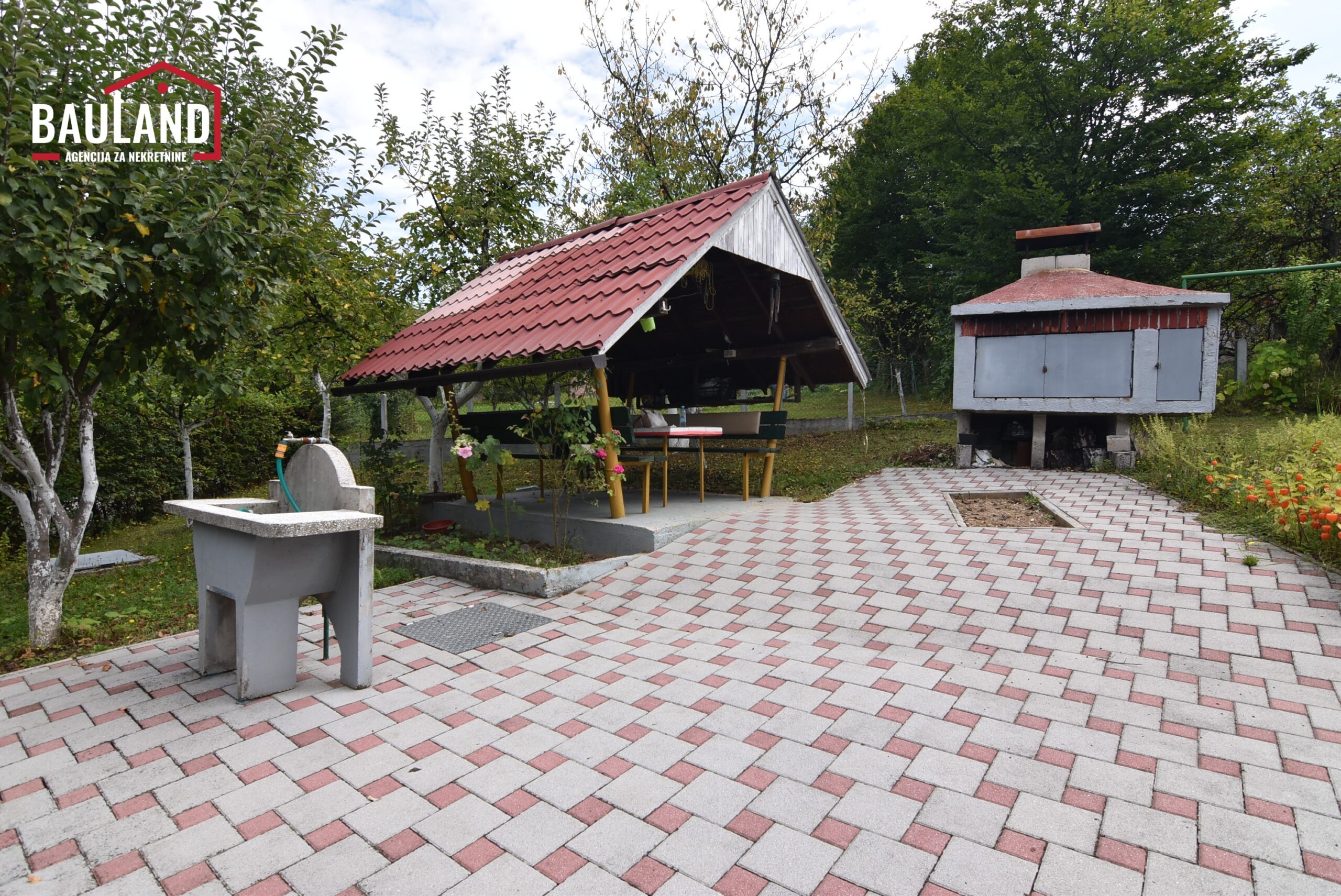 12 prodaje se vikendica u naselju Rakovica Općina Ilidža