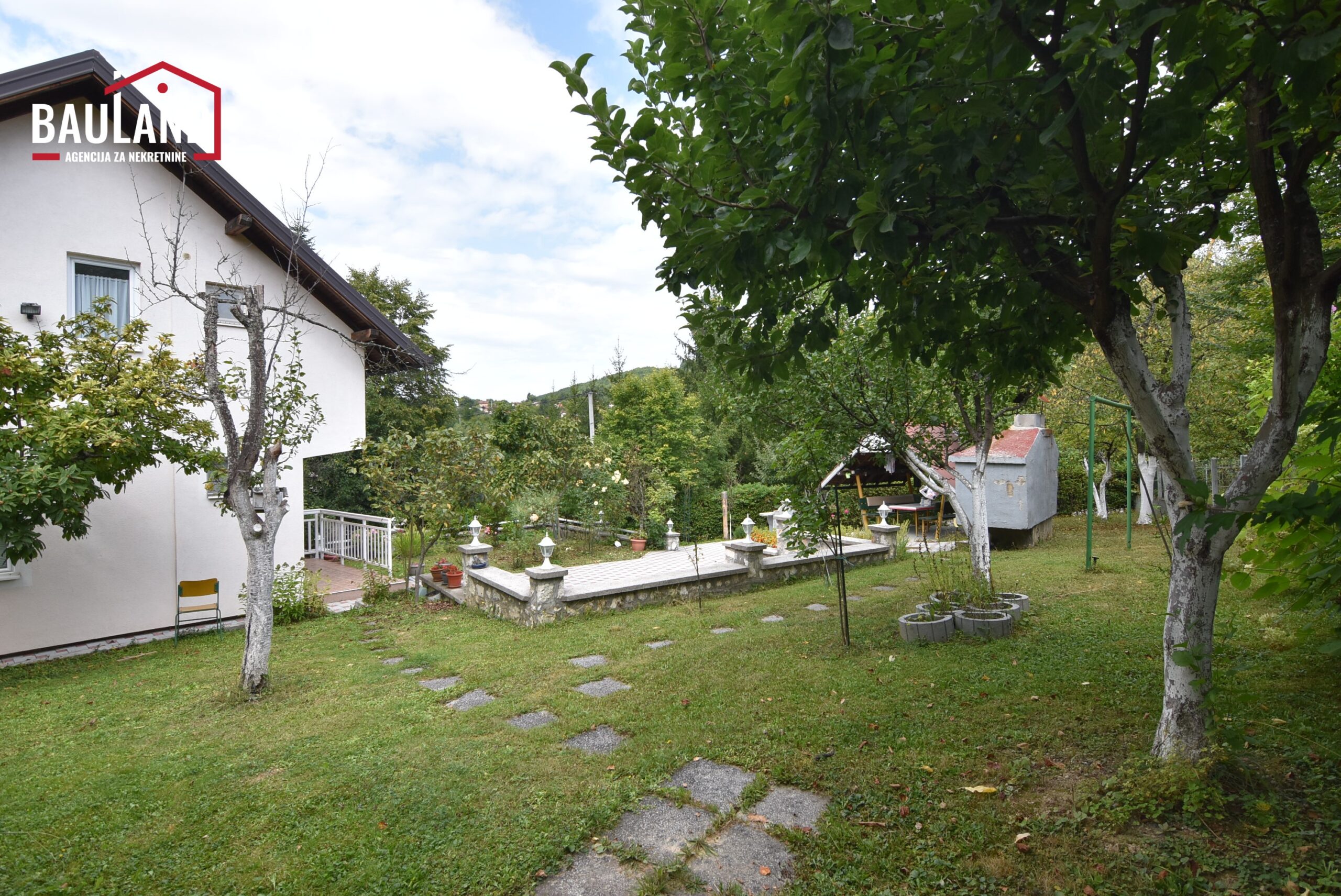 15 na prodaju vikendica sa okućnicom ukupne površine 72m2 sagrađena na zemljištu površine 1012m2