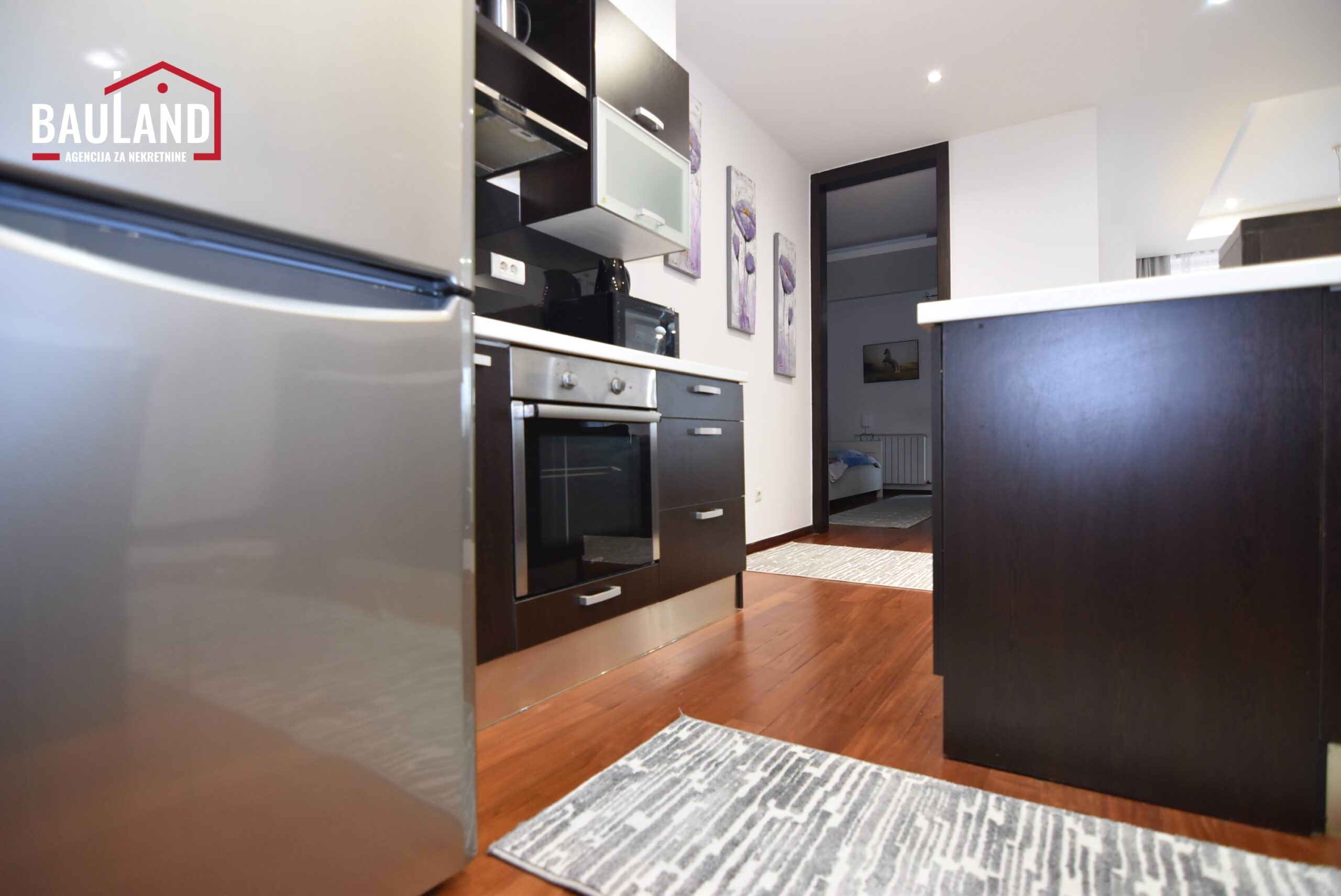 10 iznajmljuje se trosoban namješten stan u Bosmalu na dvanaestom spratu