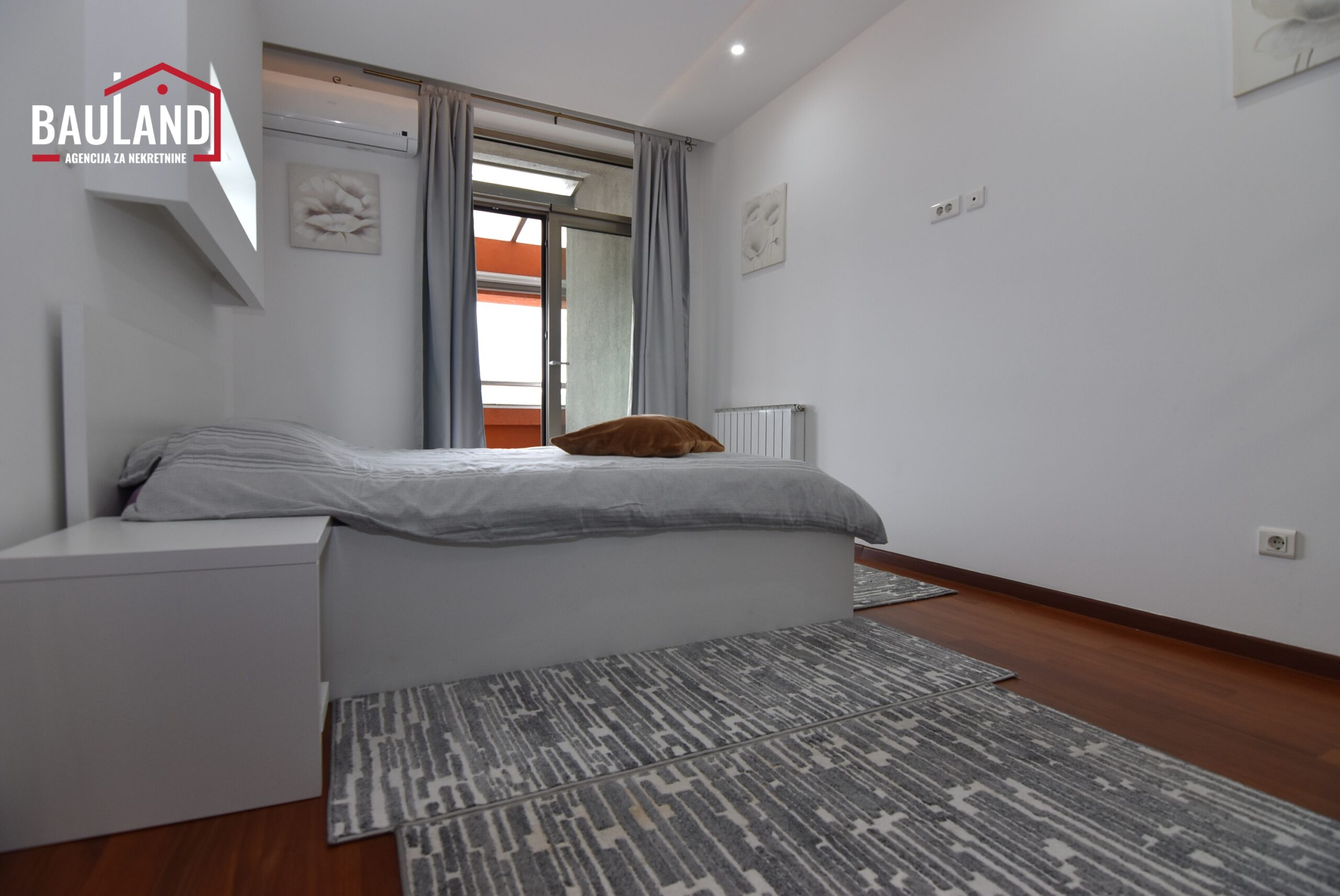 15 iznajmljuje se trosoban namješten stan sa velikom terasom u Bosmalu