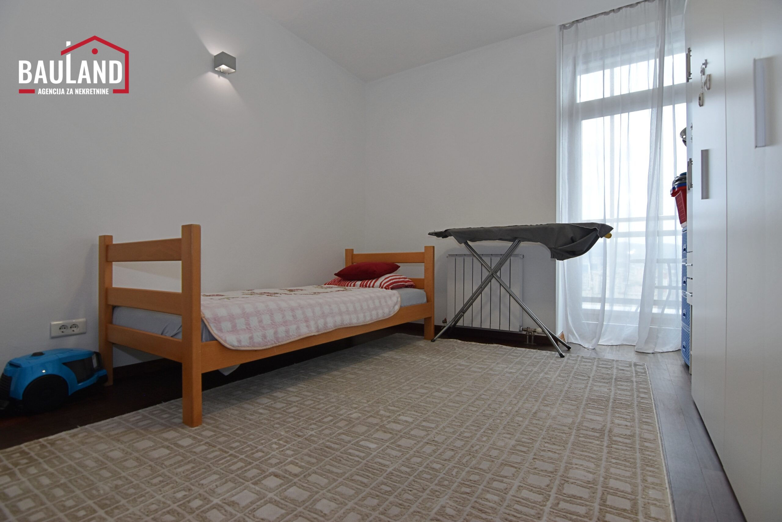 09 izdaje se namješten trosoban stan u Bosmalu