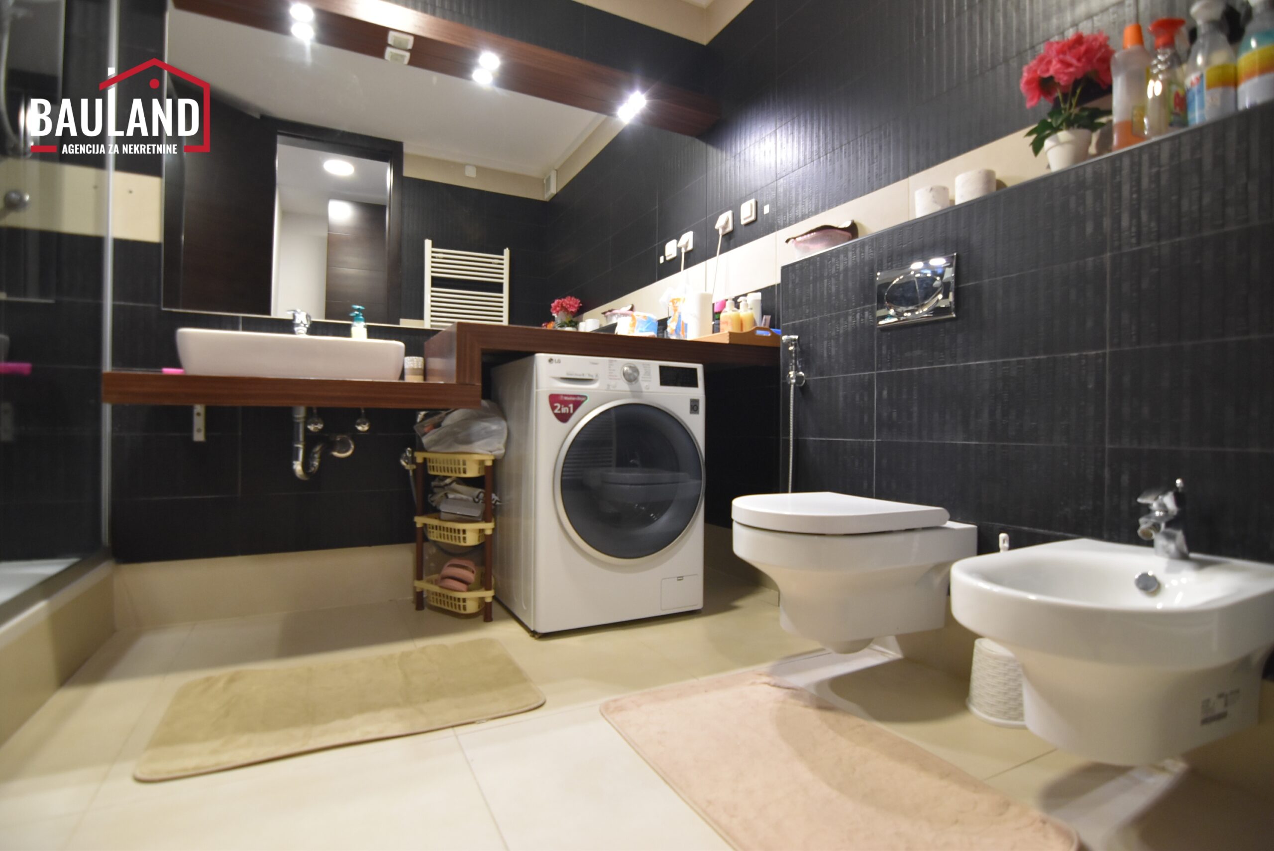 11 iznajmljuje se trosoban namješten stan sa dva balkona u ulici Milana Preloga