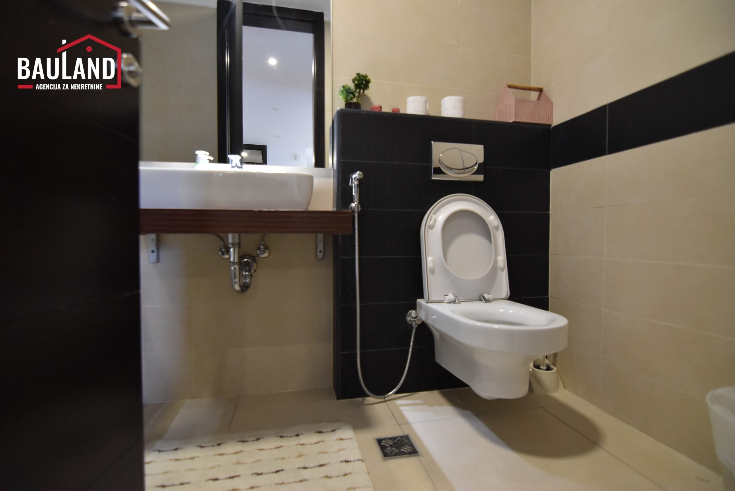 13 iznajmljuje se trosoban namješten stan površine 100m2 na 18-om spratu u Bosmalu