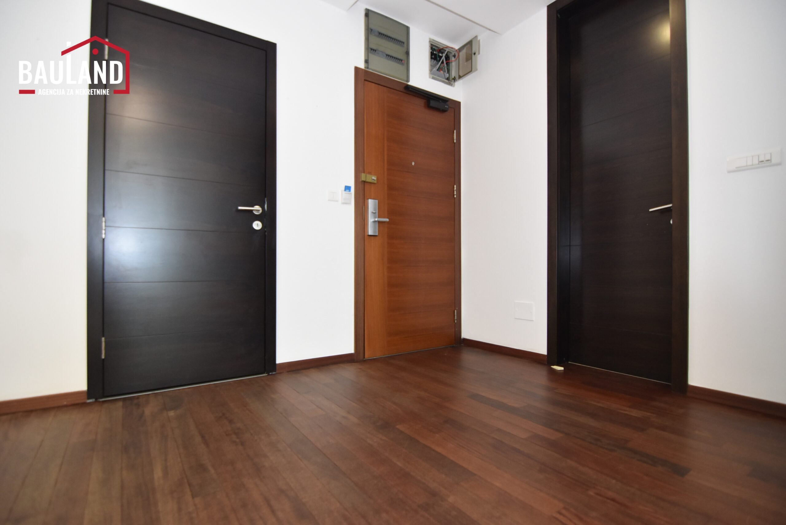 15 trosoban namješten stan u naselju Hrasno Općina Novi Grad