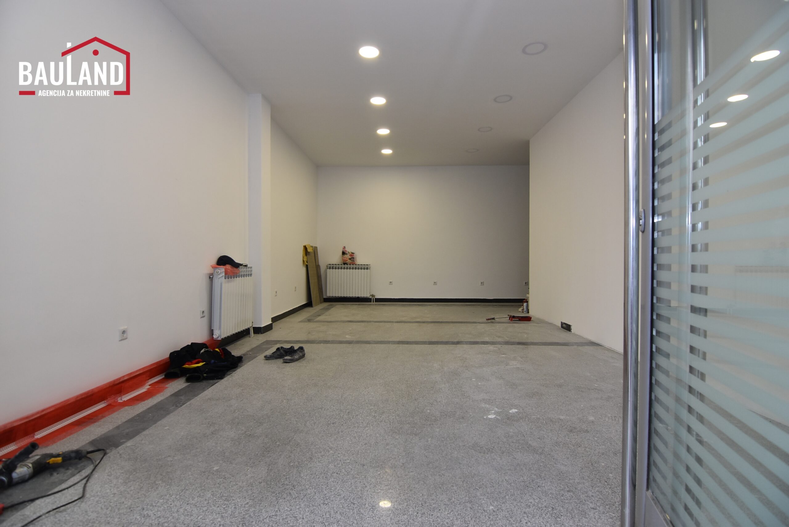 3 iznajmljuje se nenamješten poslovni prostor u ulici Pavla Lukača Novo Sarajevo Vraca