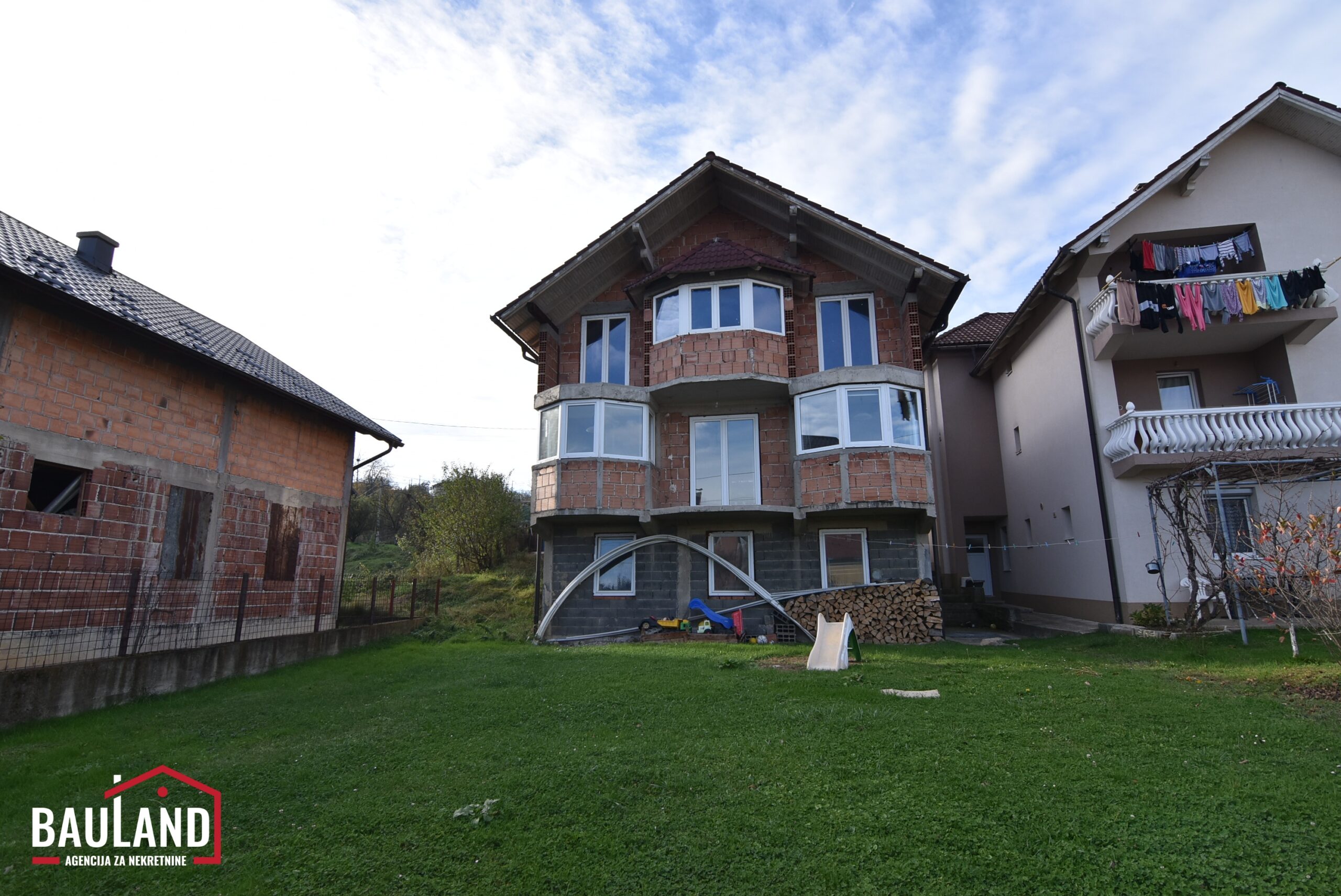 Haus in neuerrichteter Bauweise mit Hof / Bojnik-Gemeinde Novi Grad Sarajevo